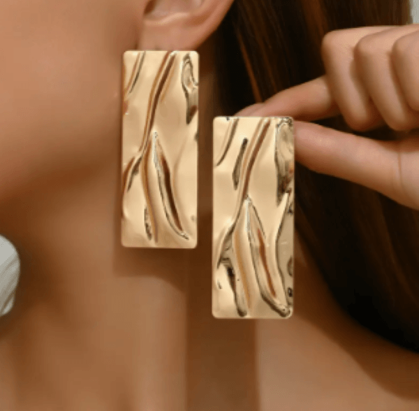 Kadın Gold Renk Dokulu Dikdörtgen Küpe – Büyük Boy 6.9 cm