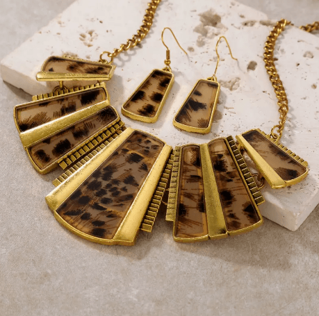 Leopar Desenli Gold Detaylı Şık Gösterişli Kadın Kolye Küpe Set
