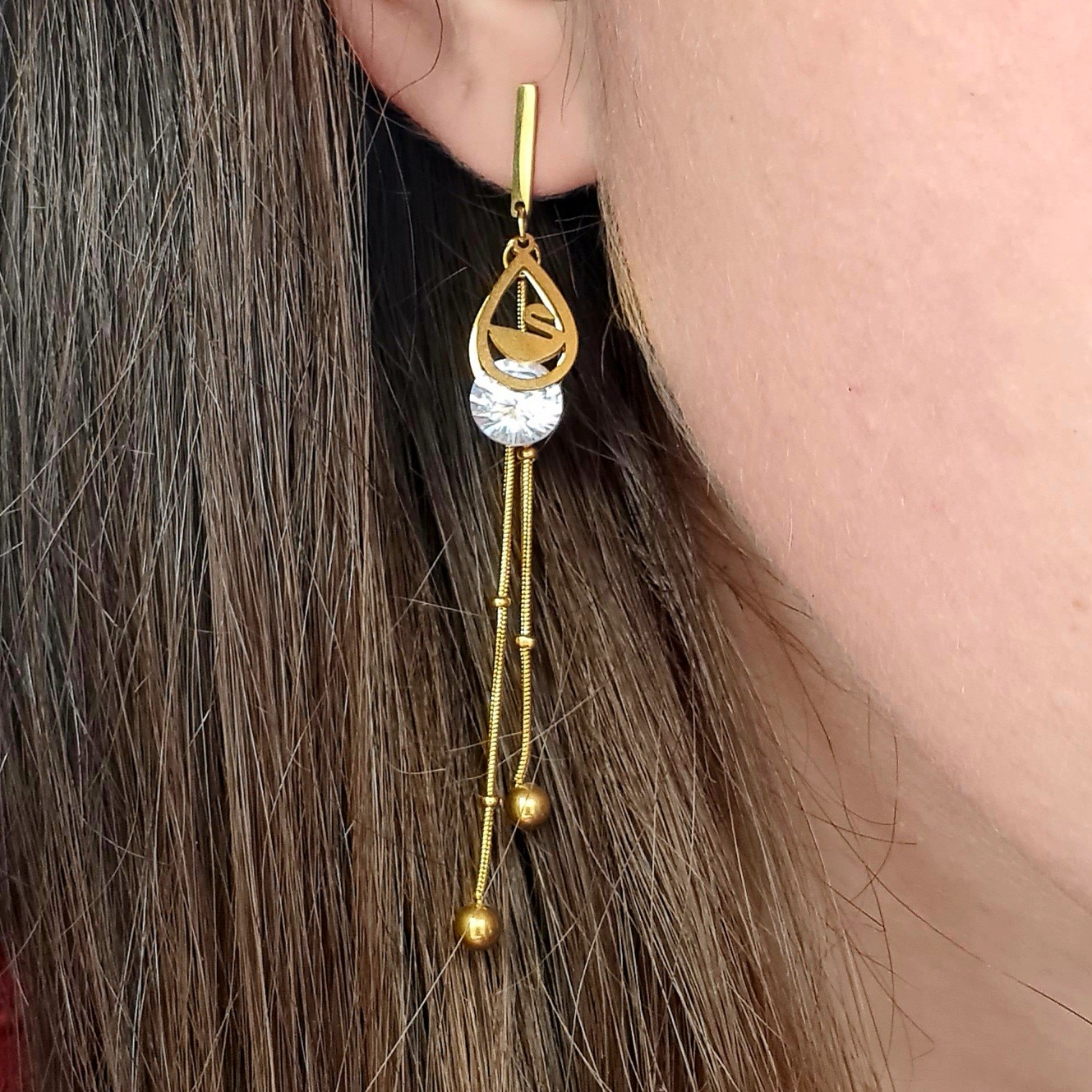 Gold Renk Zirkon Taşlı Kuğu Detaylı Uzun Çelik Küpe – 7,8 cm, Kararmaz, Suya Dayanıklı