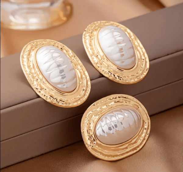 Beyaz Mine Taşlı Gold Renkli Oval Takı Seti – Küpe & Yüzük Kombini