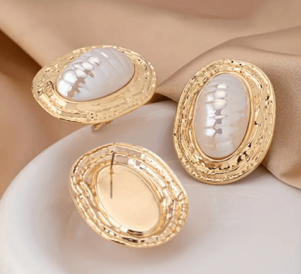 Beyaz Mine Taşlı Gold Renkli Oval Takı Seti – Küpe & Yüzük Kombini