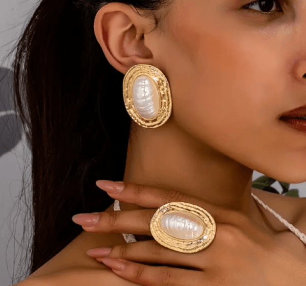 Beyaz Mine Taşlı Gold Renkli Oval Takı Seti – Küpe & Yüzük Kombini