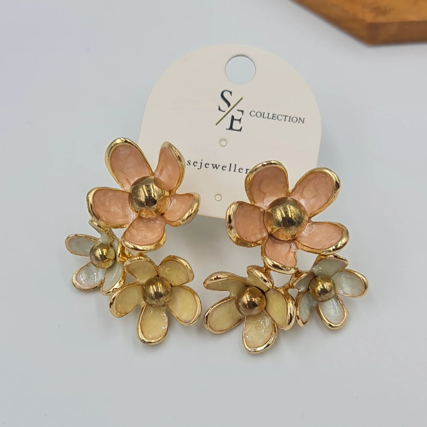 Gold Renk Mineli Çiçek Küpe – Sallantılı Model, Renkli Tasarım, 3,8 x 2,6 cm