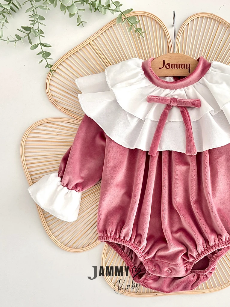 Briella Kat Kat Volan Yakalı Fiyonklu Parlak Yumuşacık Kadife Romper-GÜL KURUSU