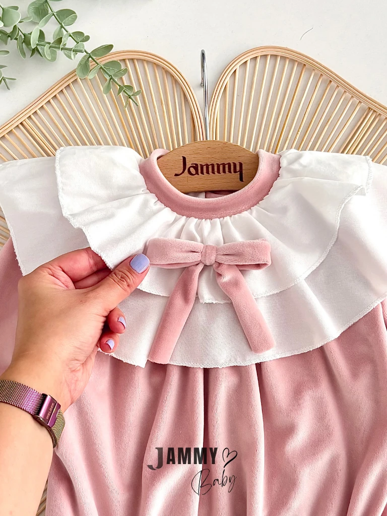 Briella Kat Kat Volan Yakalı Fiyonklu Parlak Yumuşacık Kadife Romper-PUDRA