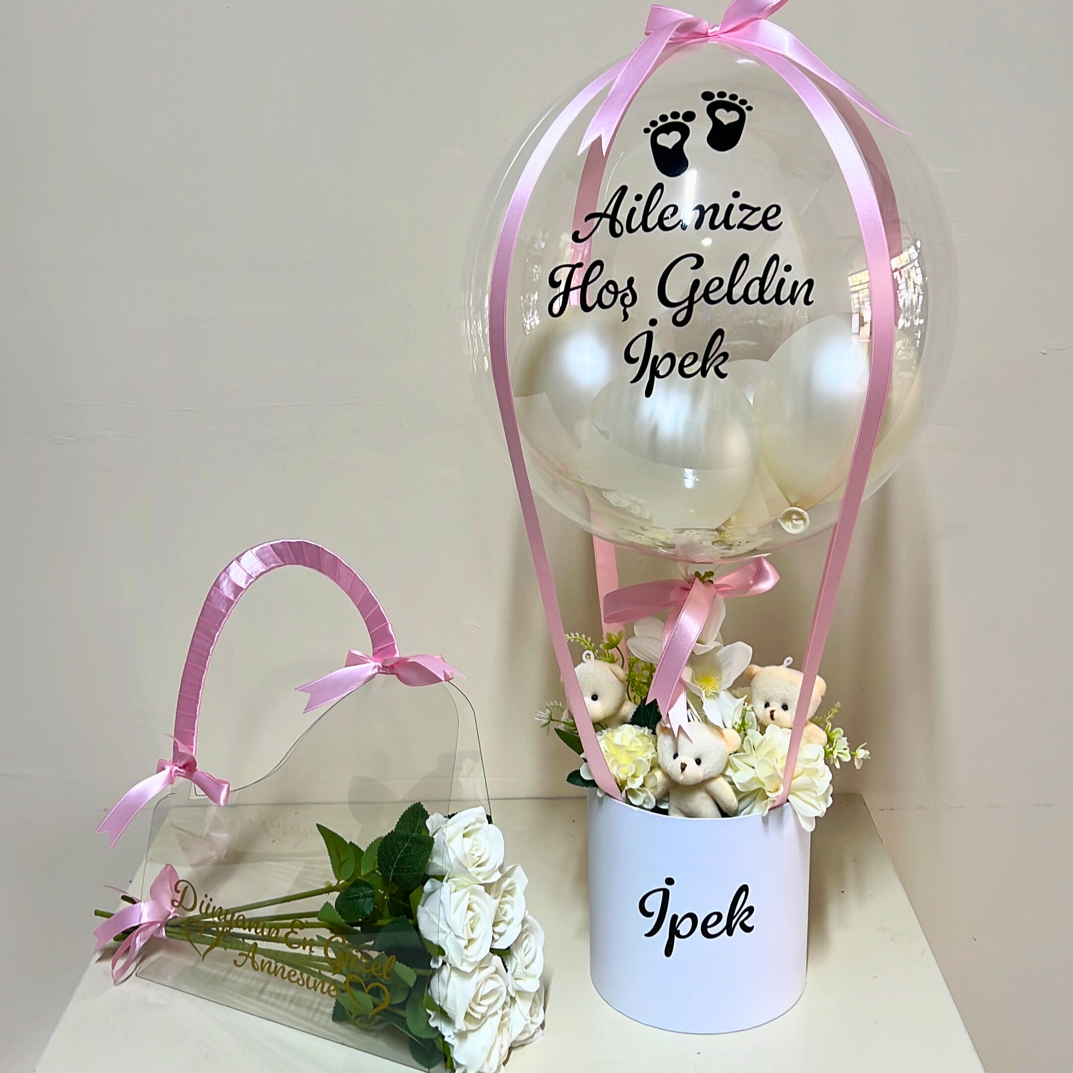 Yenidoğan Ayıcıklı Beyaz Balon Kutusu ve Pleksi Çanta 7 Adet Beyaz Gül