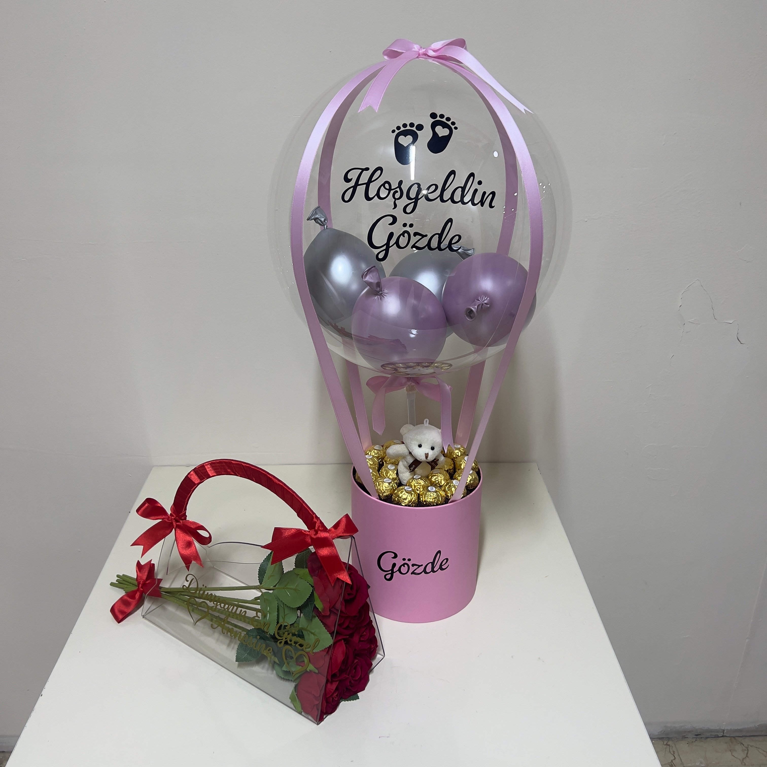 Yenidoğan Çikolatalı Kız Bebek Hediyesi Balon Kutusu ve Pleksi Çanta 7 Adet Kırmızı Gül