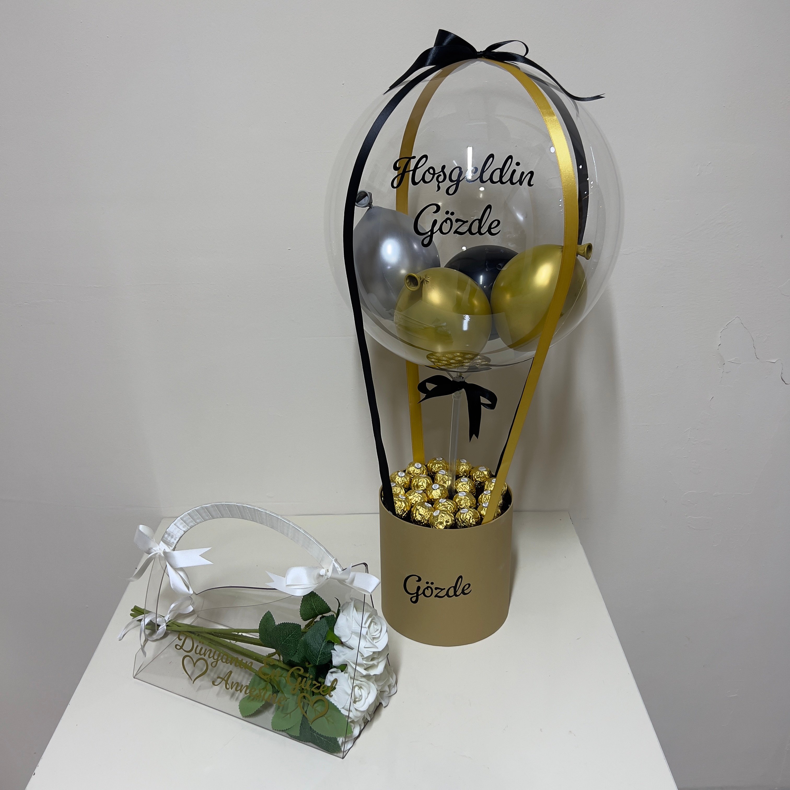 Yenidoğan Çikolatalı Kraft Hediyesi Balon Kutusu ve Pleksi Çanta 7 Adet Beyaz Gül
