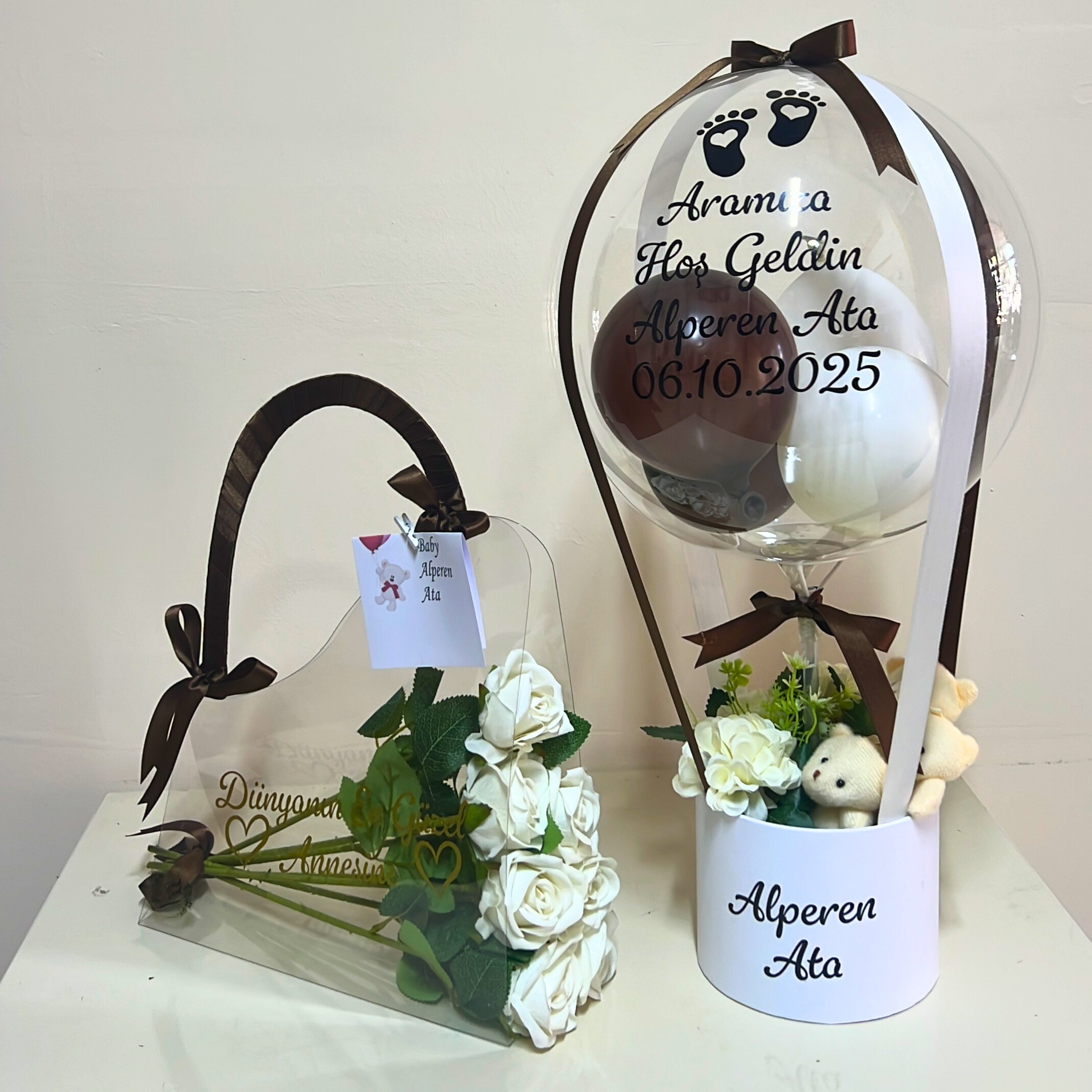 Yenidoğan Ayıcıklı Beyaz Hediyesi Balon Kutusu ve Pleksi Çanta 7 Adet Beyaz Gül