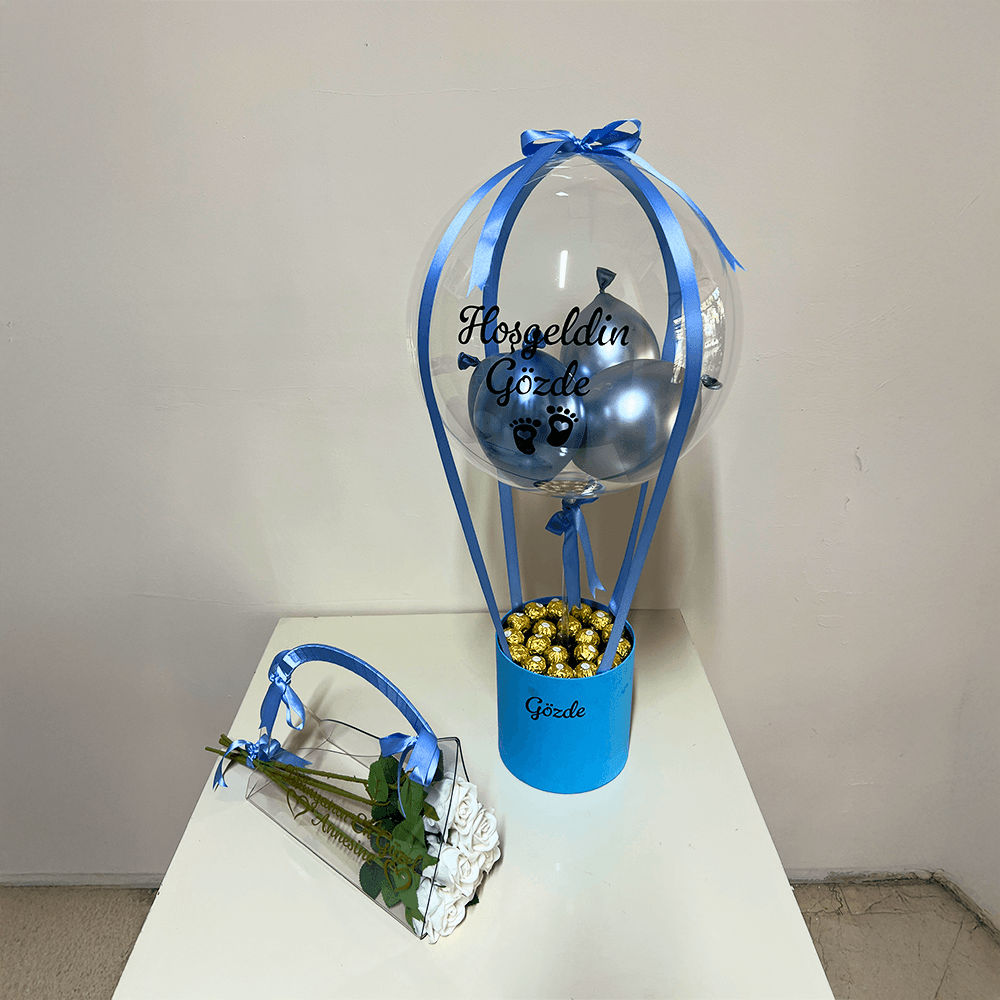 Yenidoğan Çikolatalı Erkek Bebek Hediyesi Balon Kutusu ve Pleksi Çanta 7 Adet Beyaz Gül