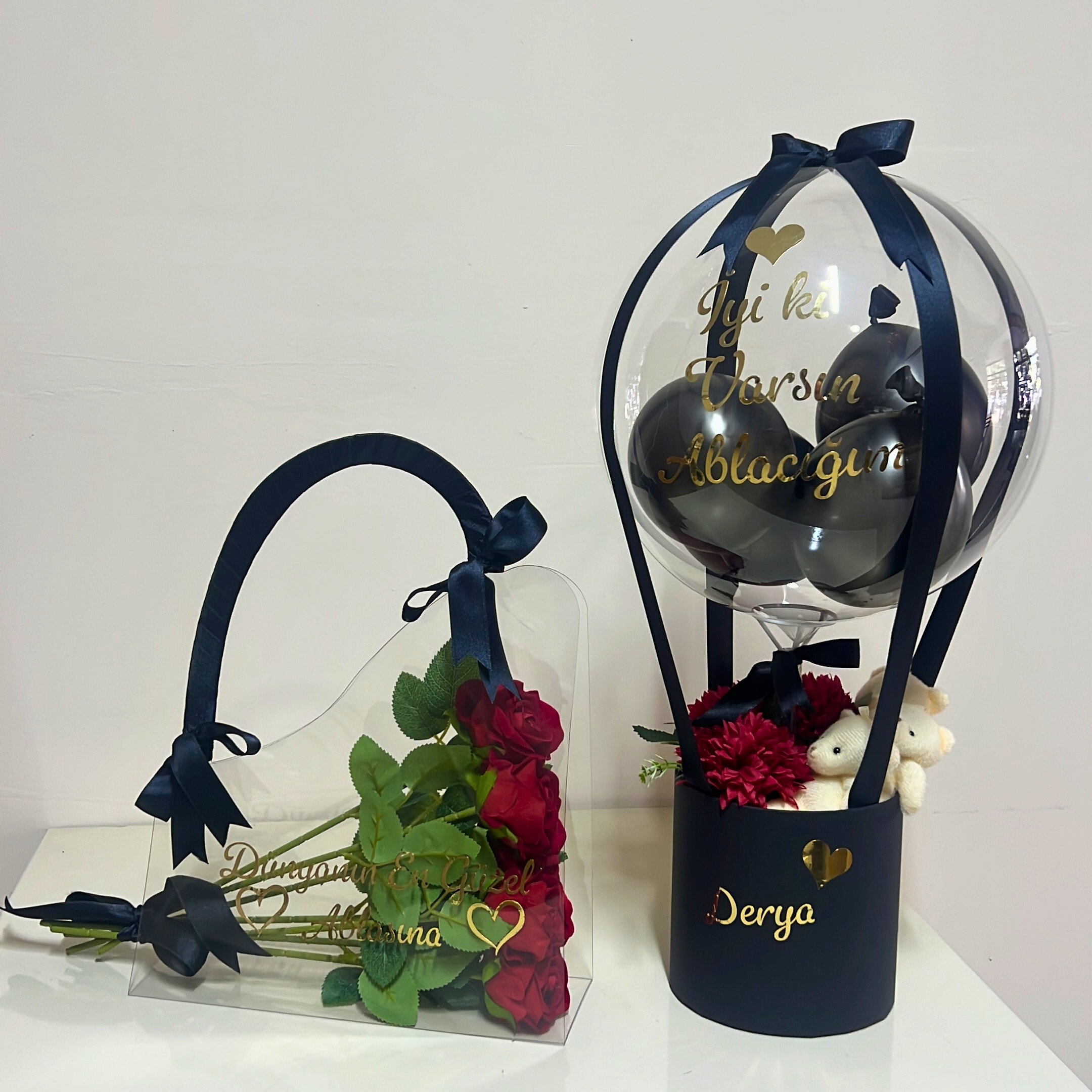 Yenidoğan Ayıcıklı ve Çiçek Hediyesi Siyah Balon Kutusu ve Pleksi Çanta 7 Adet Kırmızı Gül