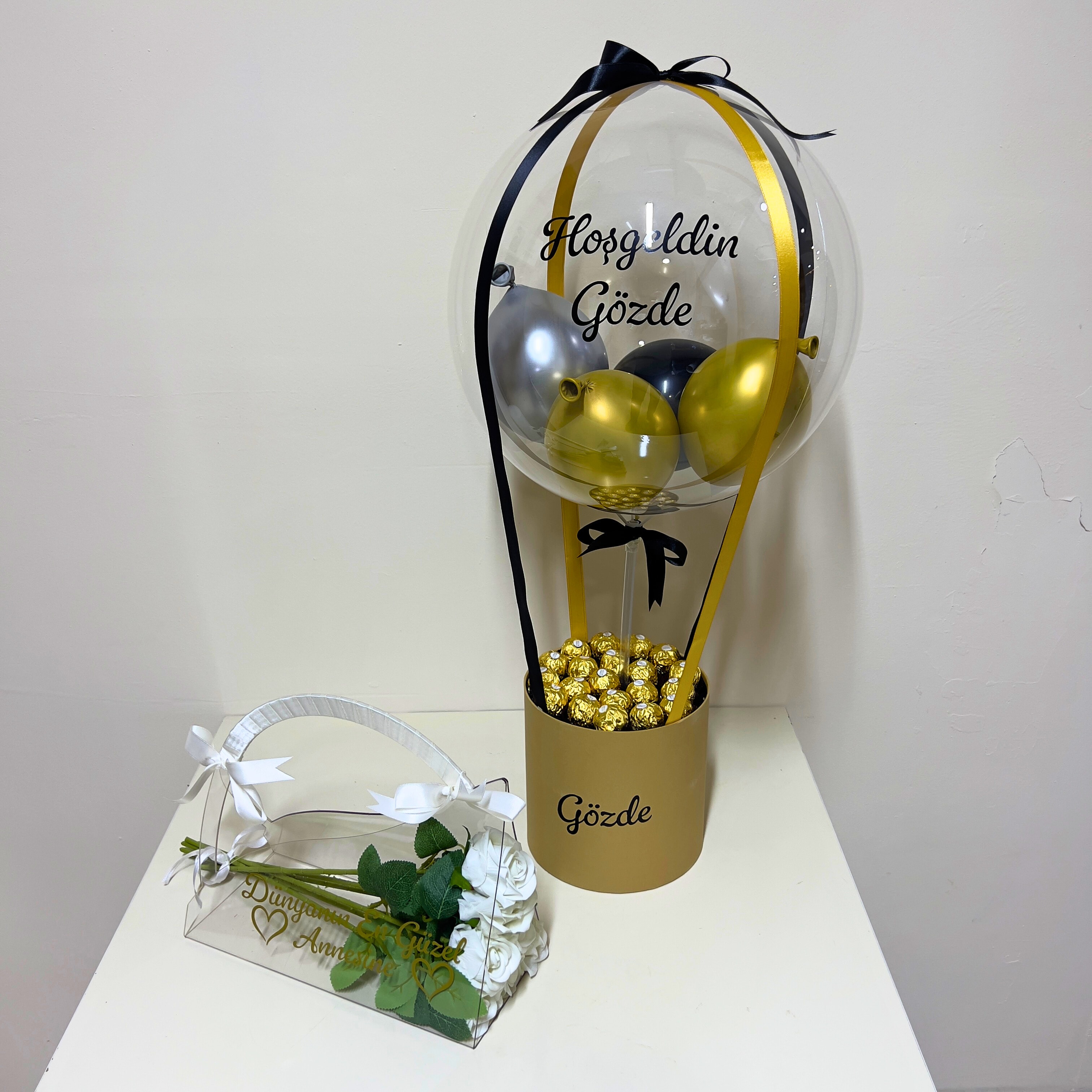 Yenidoğan Çikolatalı Kraft Hediyesi Balon Kutusu ve Pleksi Çanta 7 Adet Beyaz Gül