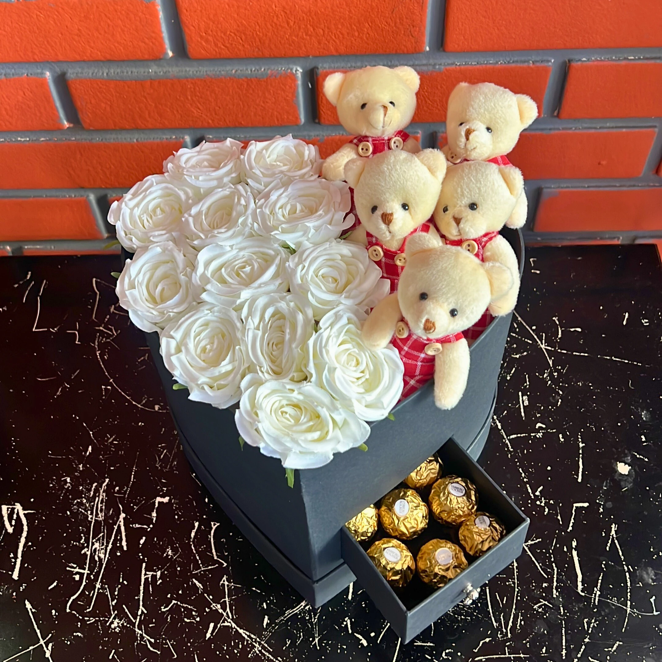 Siyah Kalp Kutuda Beyaz Gül Ayıcık ve Çikolata