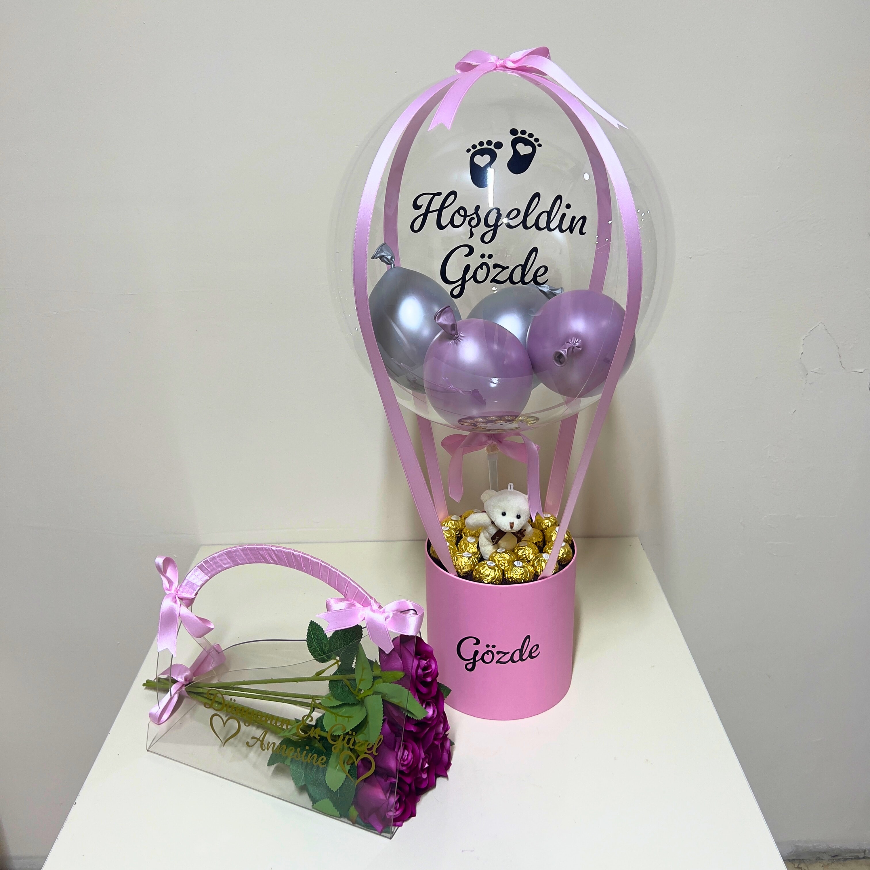 Yenidoğan Çikolatalı Kız Bebek Hediyesi Balon Kutusu ve Pleksi Çanta 7 Adet Kırmızı Gül