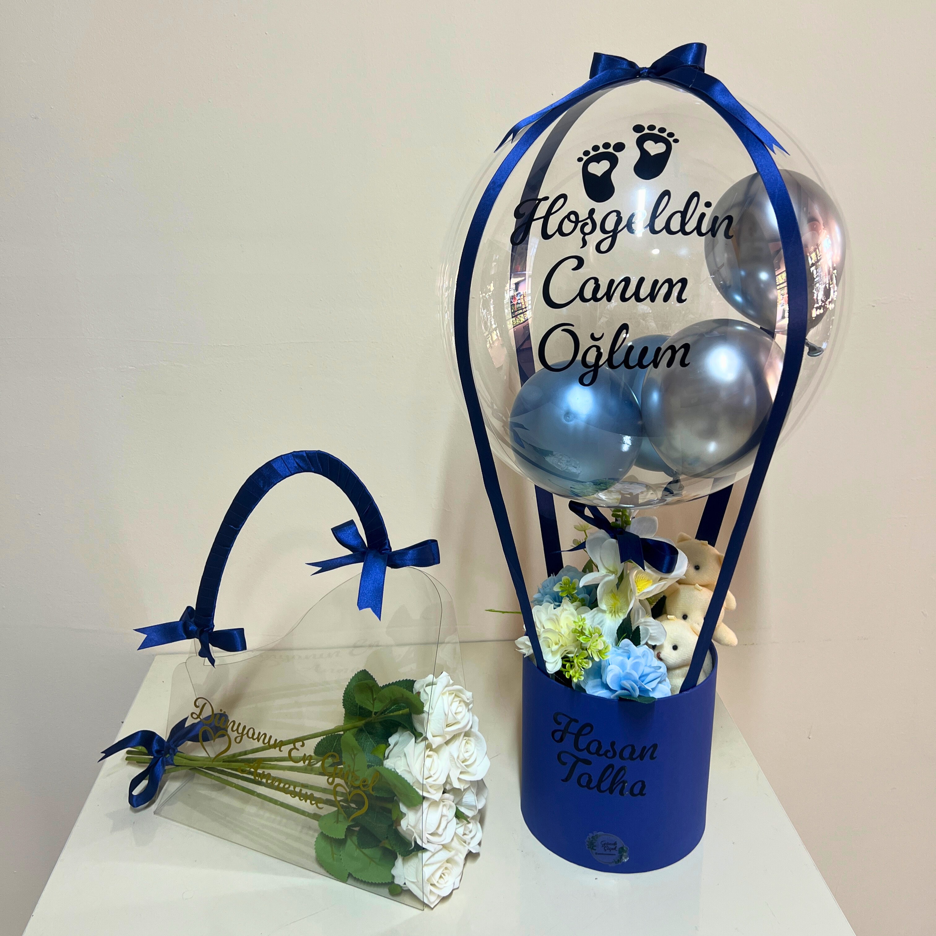 Yenidoğan Ayıcıklı Lacivert Hediyesi Balon Kutusu ve Pleksi Çanta 7 Adet Beyaz Gül