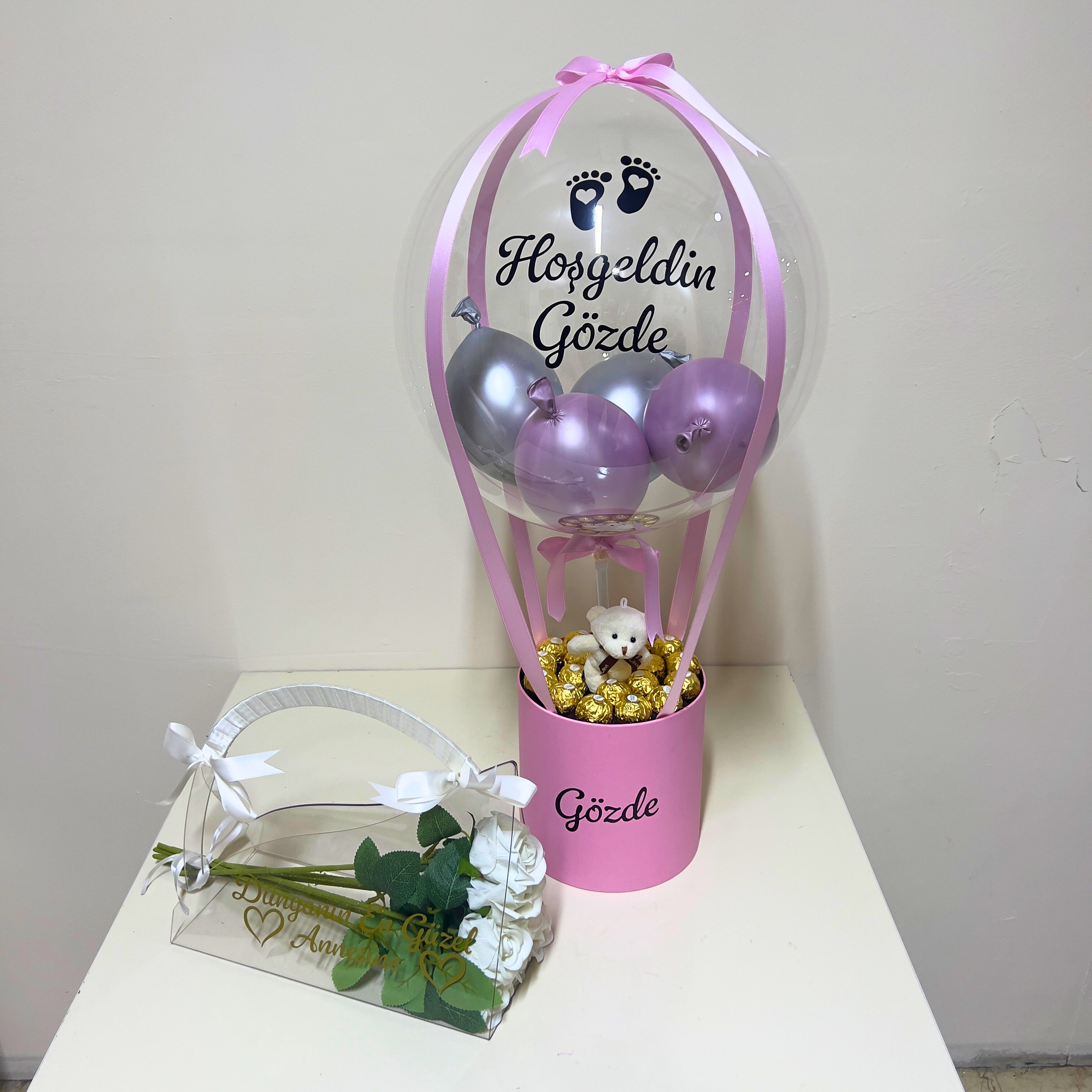Yenidoğan Çikolatalı Kız Bebek Hediyesi Balon Kutusu ve Pleksi Çanta 7 Adet Beyaz Gül