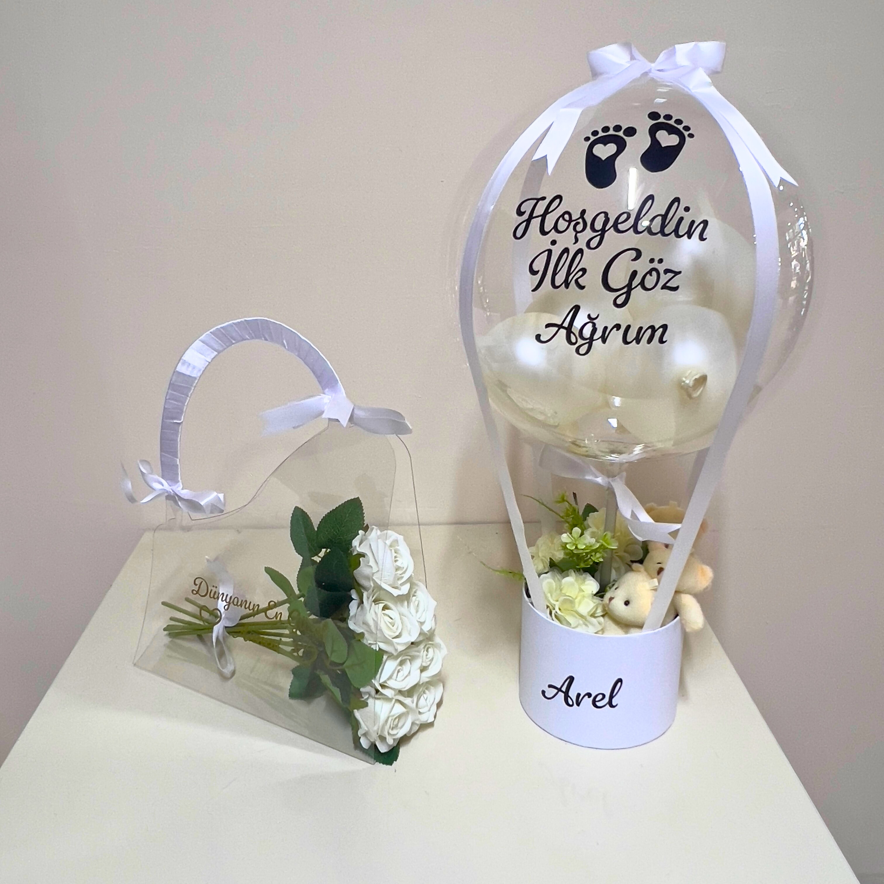 Yenidoğan Ayıcıklı Beyaz Balon Kutusu ve Pleksi Çanta 7 Adet Beyaz Gül