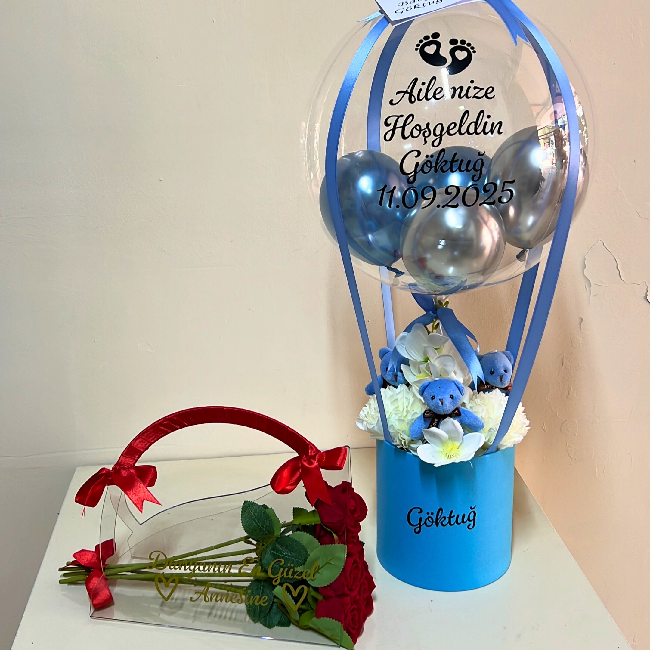 Yenidoğan Ayıcık Mavi Balon Kutusu ve Pleksi Çanta 7 Adet Kırmızı Gül