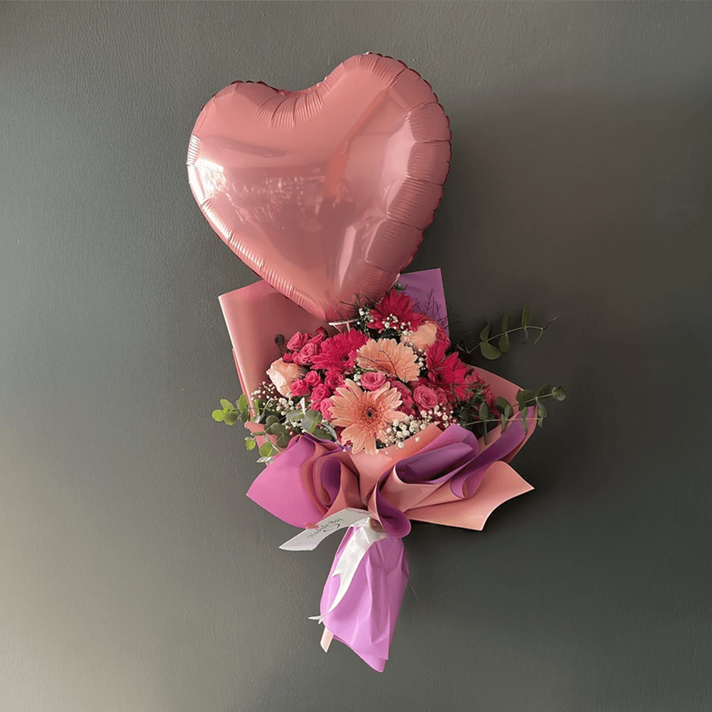 Pembe Kalp Balonlu Pembe Mevsim Çiçeği Buketi