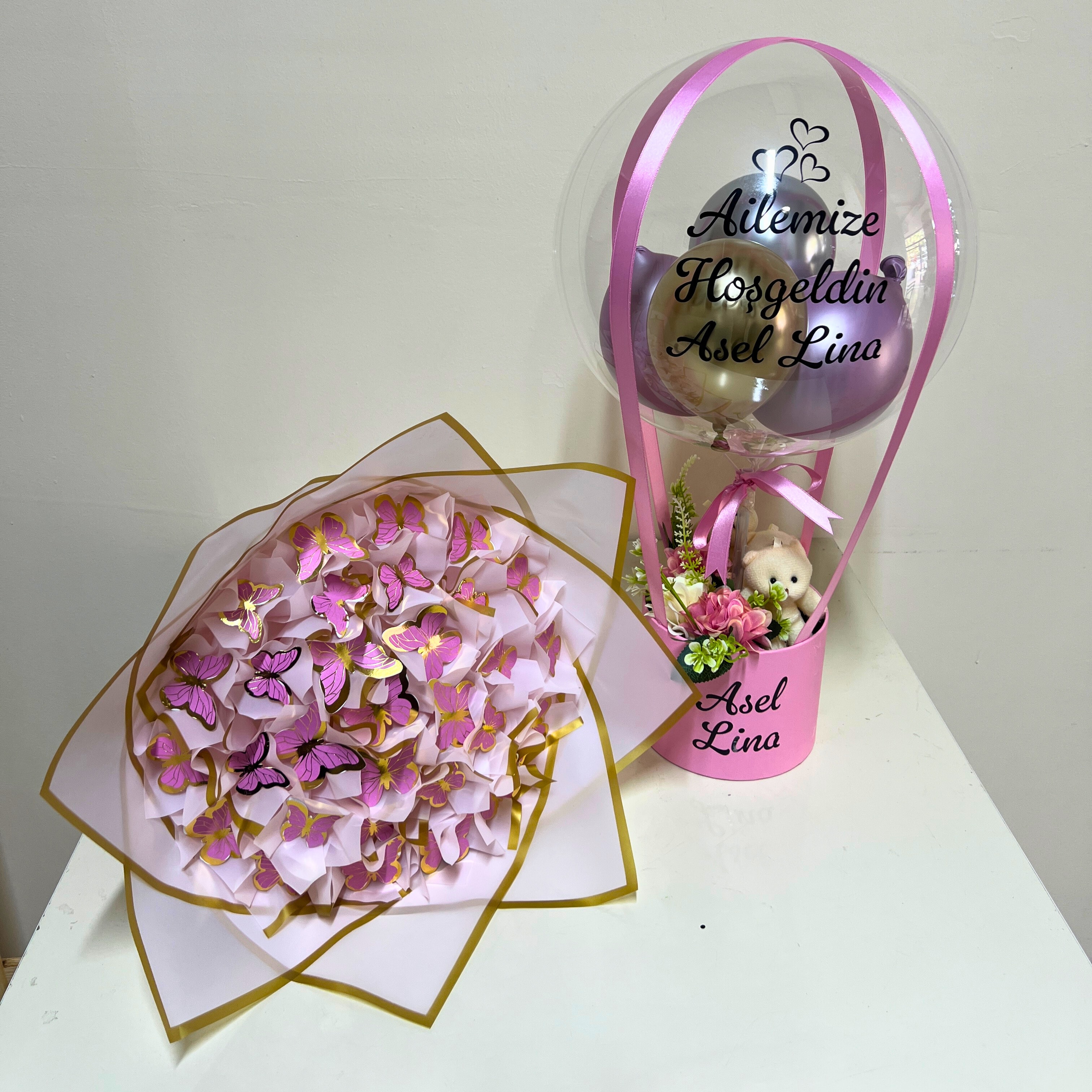 Yenidoğan Ayıcıklı Pembe Kız Bebek Hediyesi Balon Kutusu ve Pembe Işıklı Kelebek Buketi