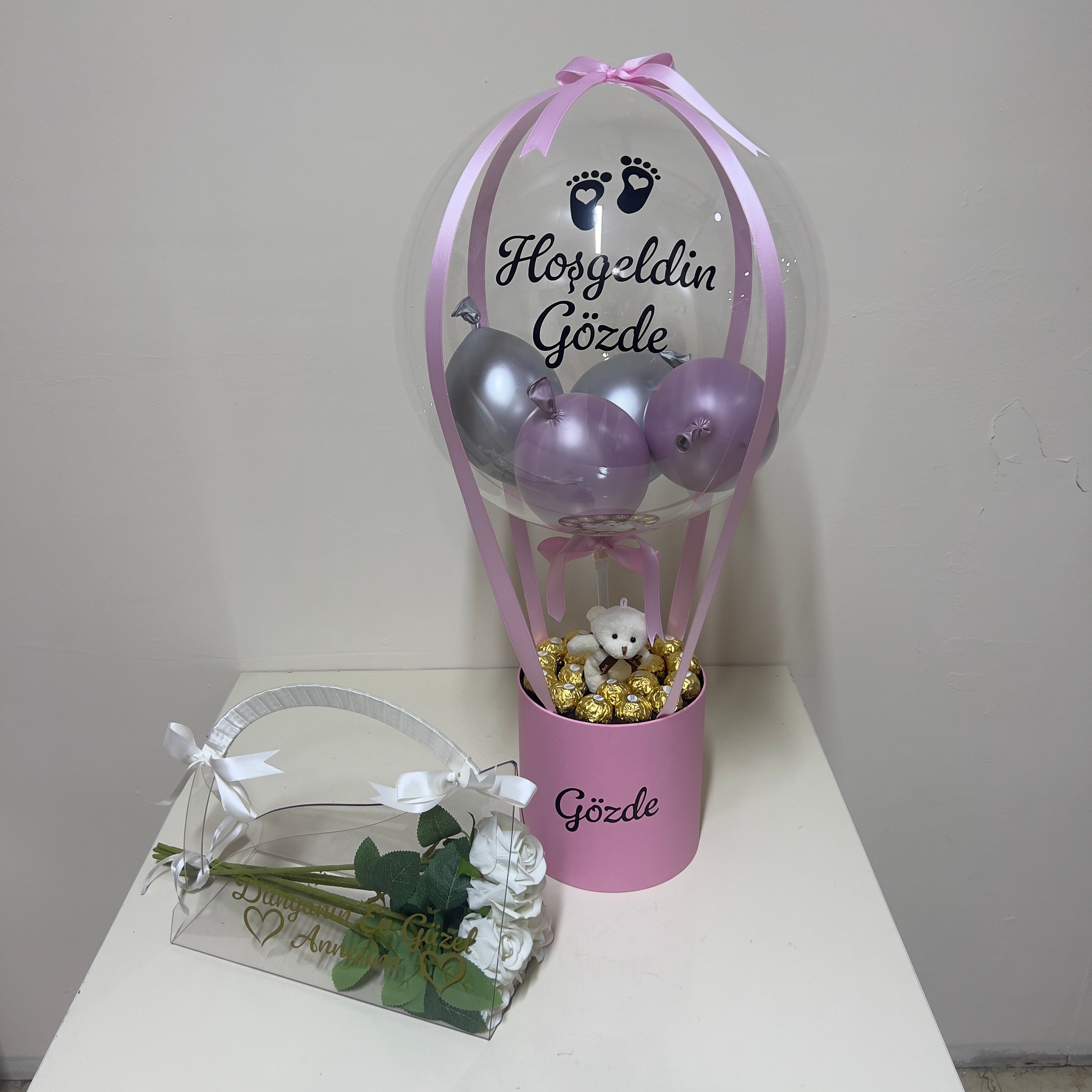 Yenidoğan Çikolatalı Kız Bebek Hediyesi Balon Kutusu ve Pleksi Çanta 7 Adet Beyaz Gül