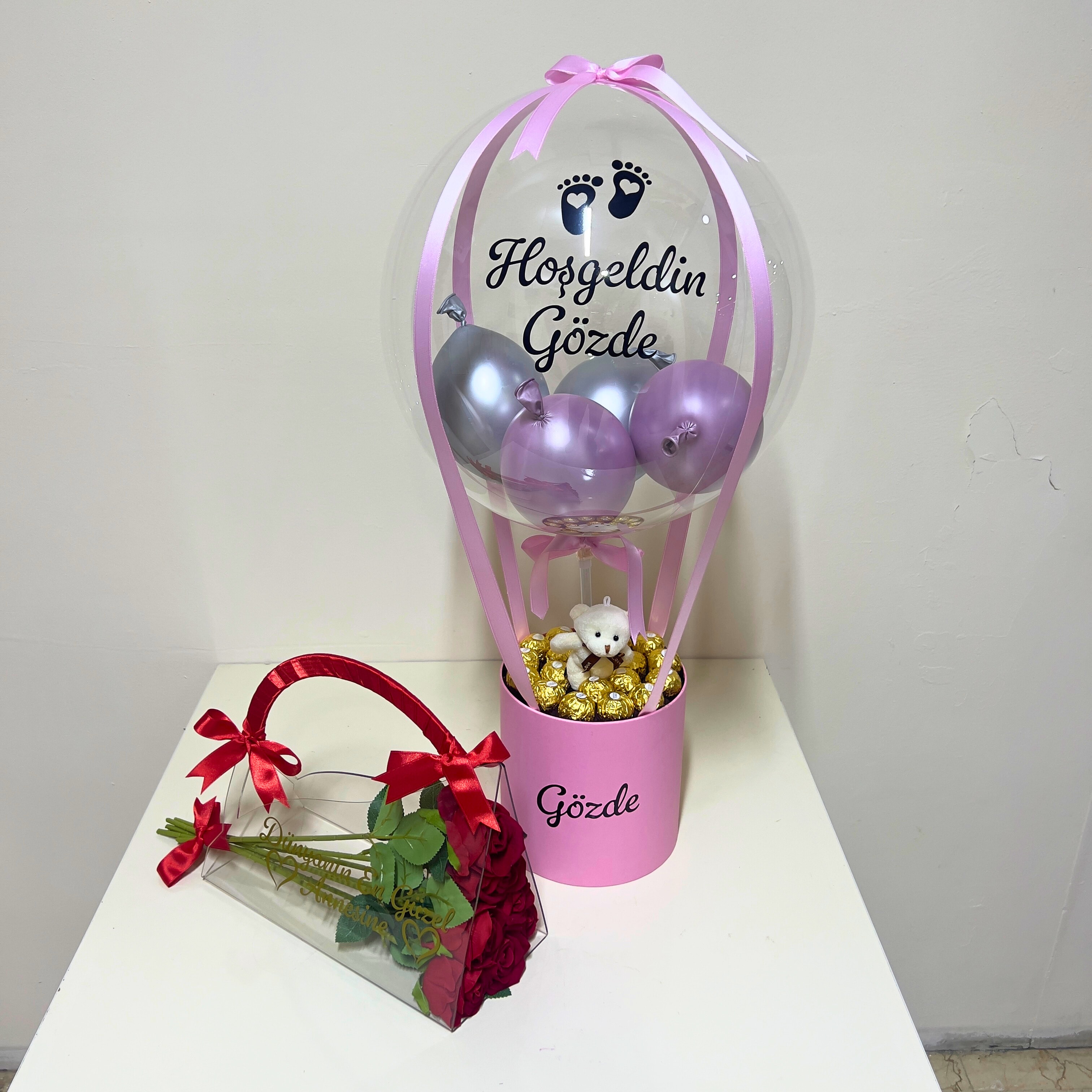 Yenidoğan Çikolatalı Erkek Bebek Hediyesi Balon Kutusu ve Pleksi Çanta 7 Adet Kırmızı Gül