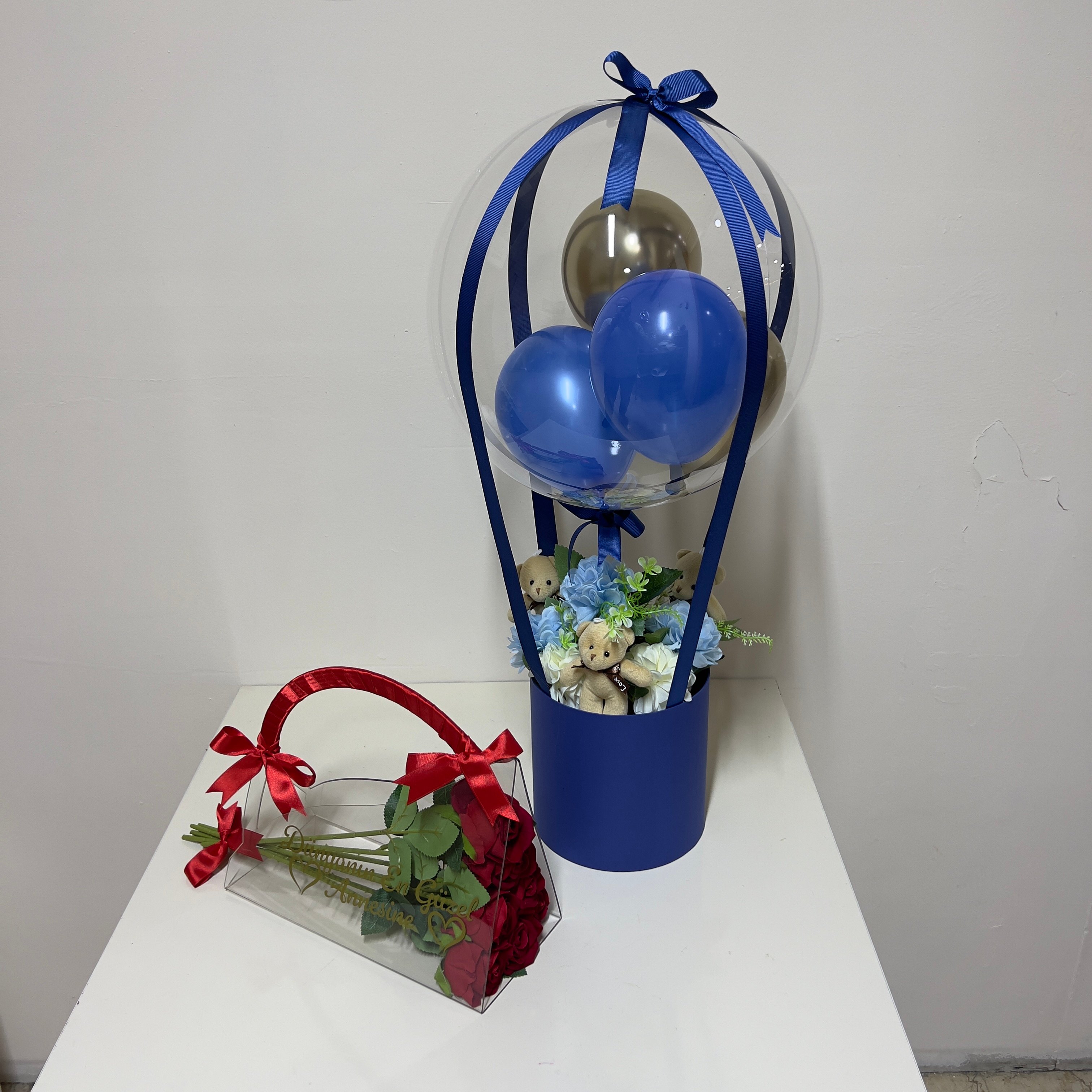 Mavi Balon Kutusu Pleksi Çantada 7 Adet Kırmızı Gül