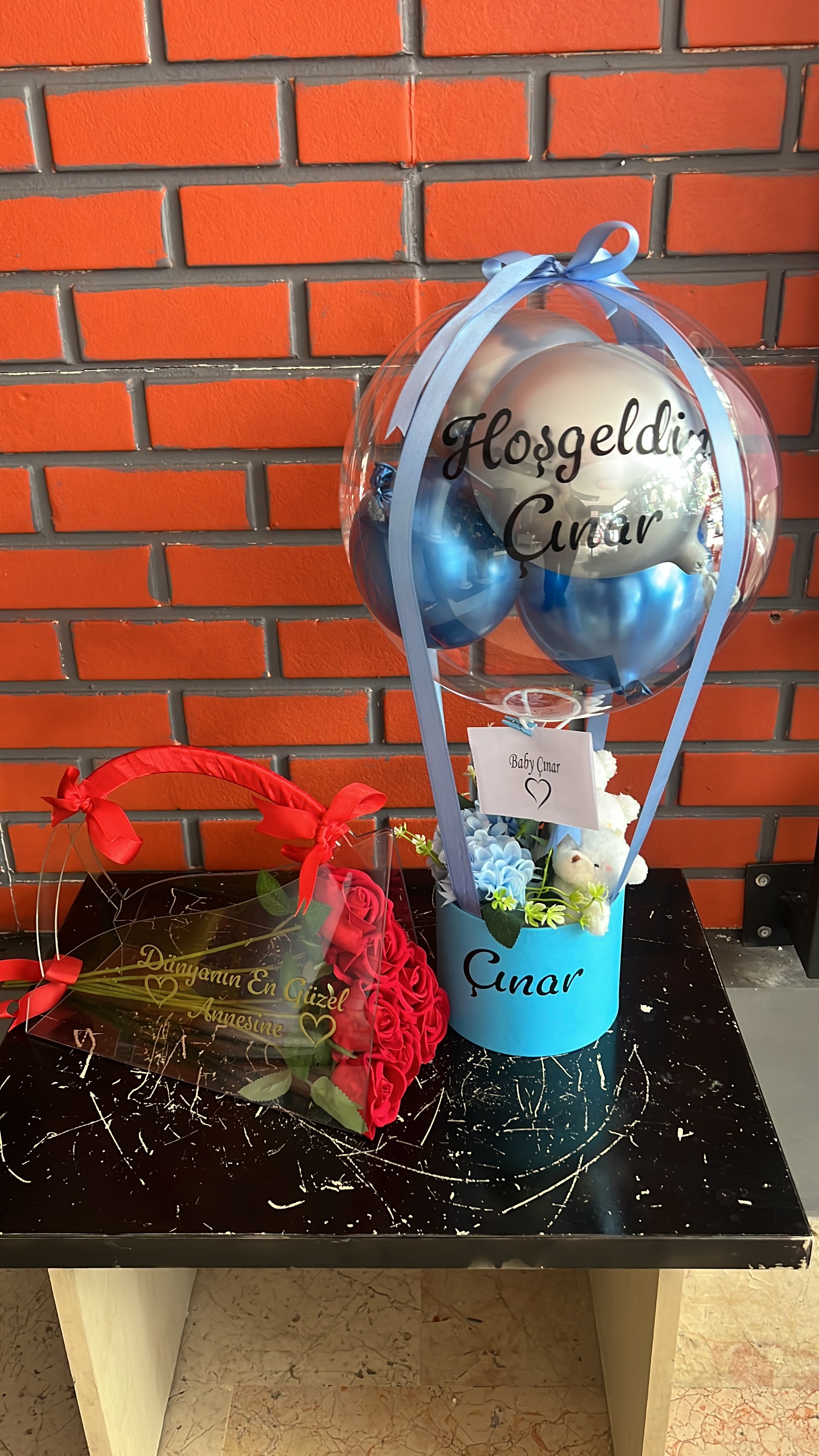 Erkek Bebek Balon Kutusu 7 Adet Kırmızı Gül