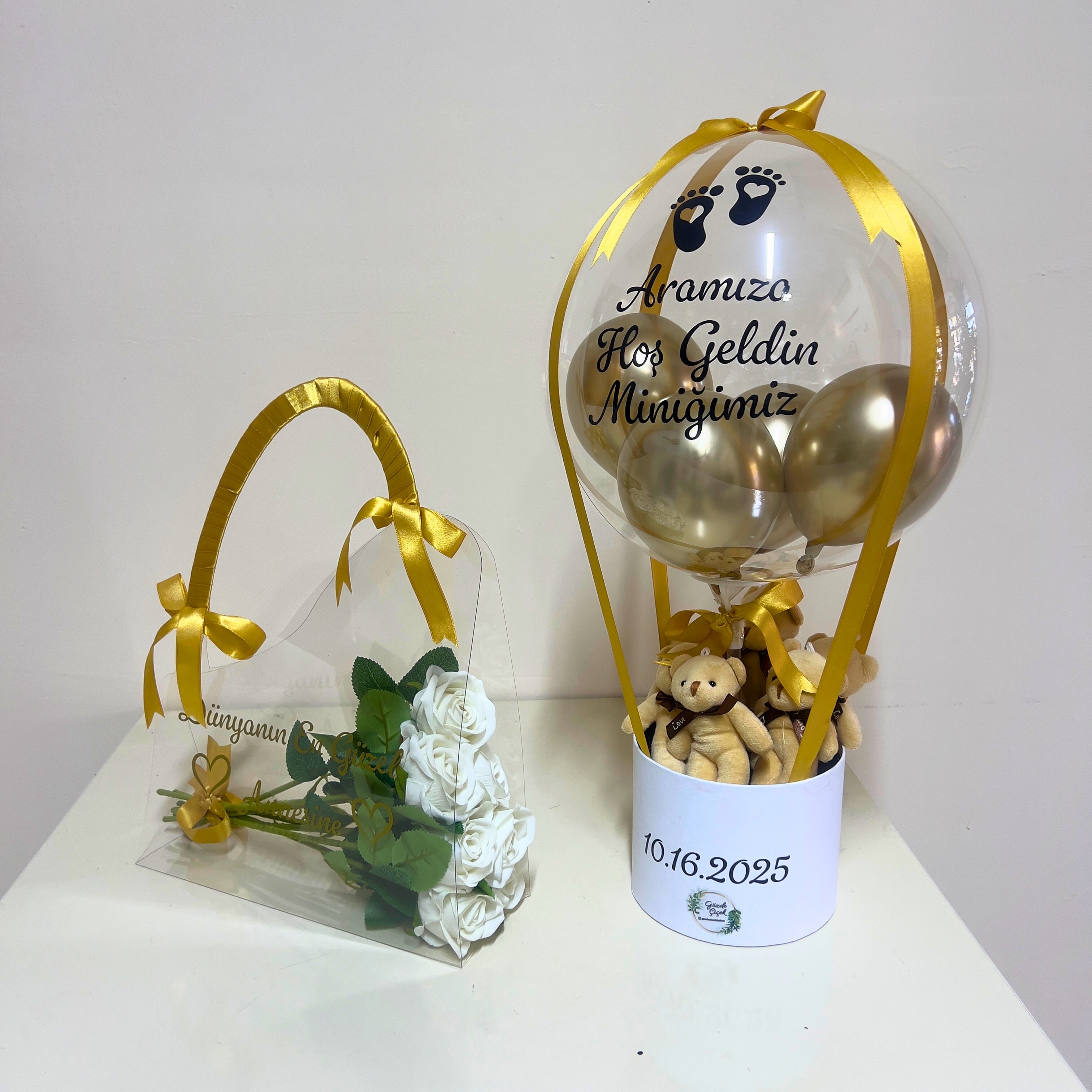 Yenidoğan Ayıcıklı Beyaz Hediyesi Balon Kutusu ve Pleksi Çanta 7 Adet Beyaz Gül