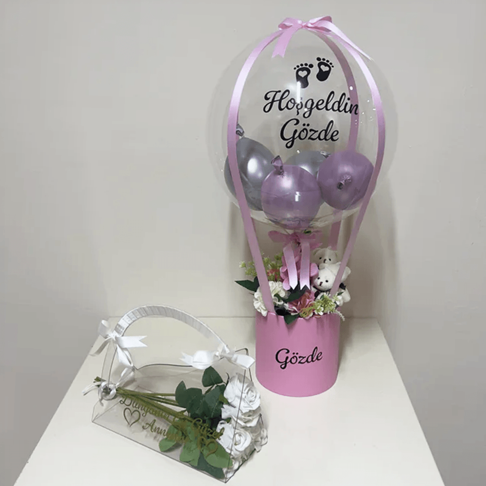 Pembe Balon Kutusu Pleksi Çantada 7 Beyaz Gül