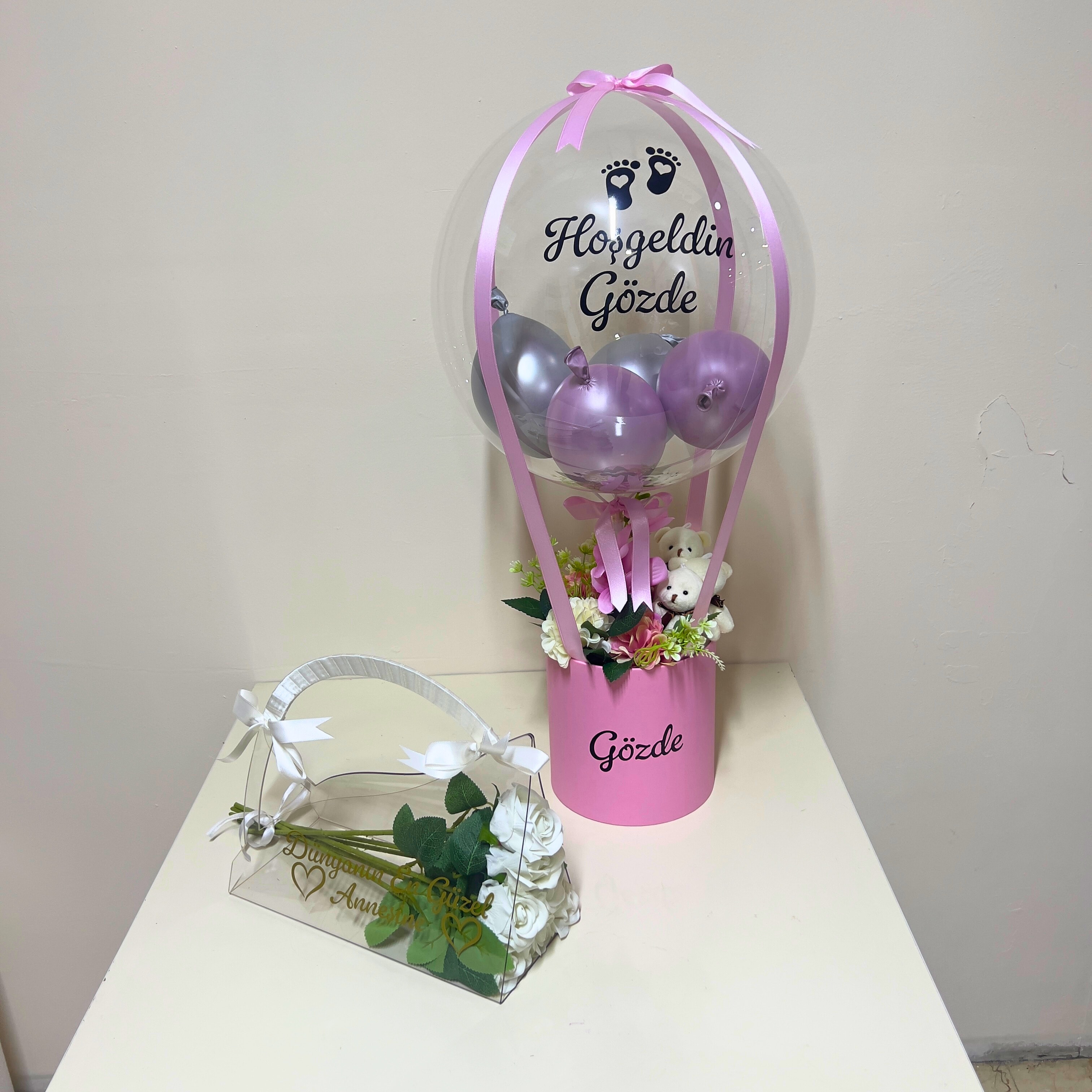 Pembe Balon Kutusu Pleksi Çantada 7 Beyaz Gül