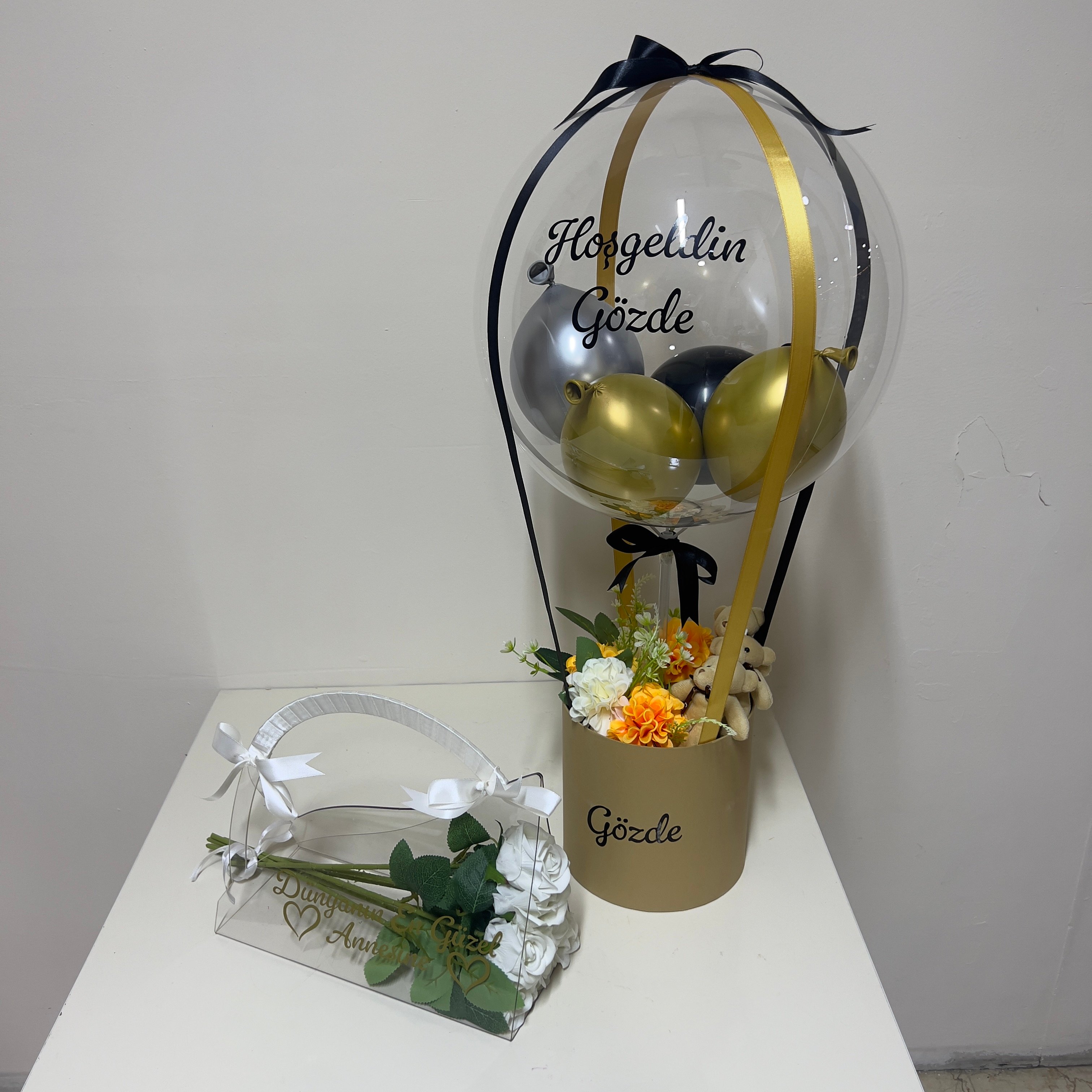 Kraft Balon Kutusu Pleksi Çantada 7 Adet Beyaz Gül