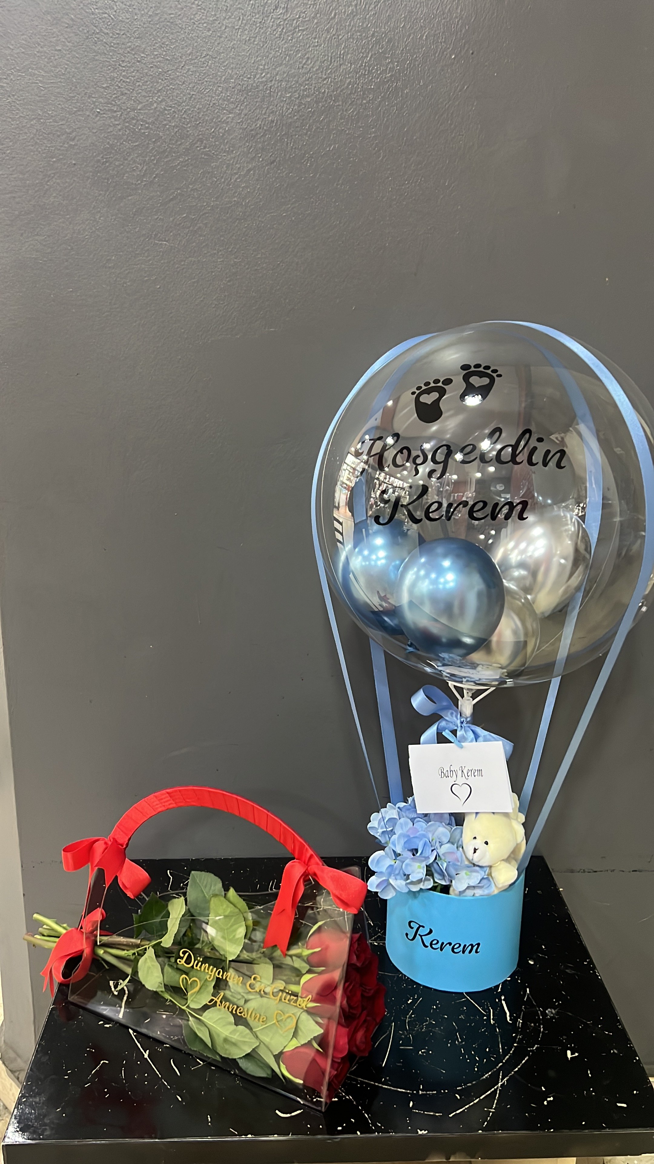 Yenidoğan Ayıcıklı Bebek Hediyesi Balon Kutusu ve Pleksi Çantada Güller