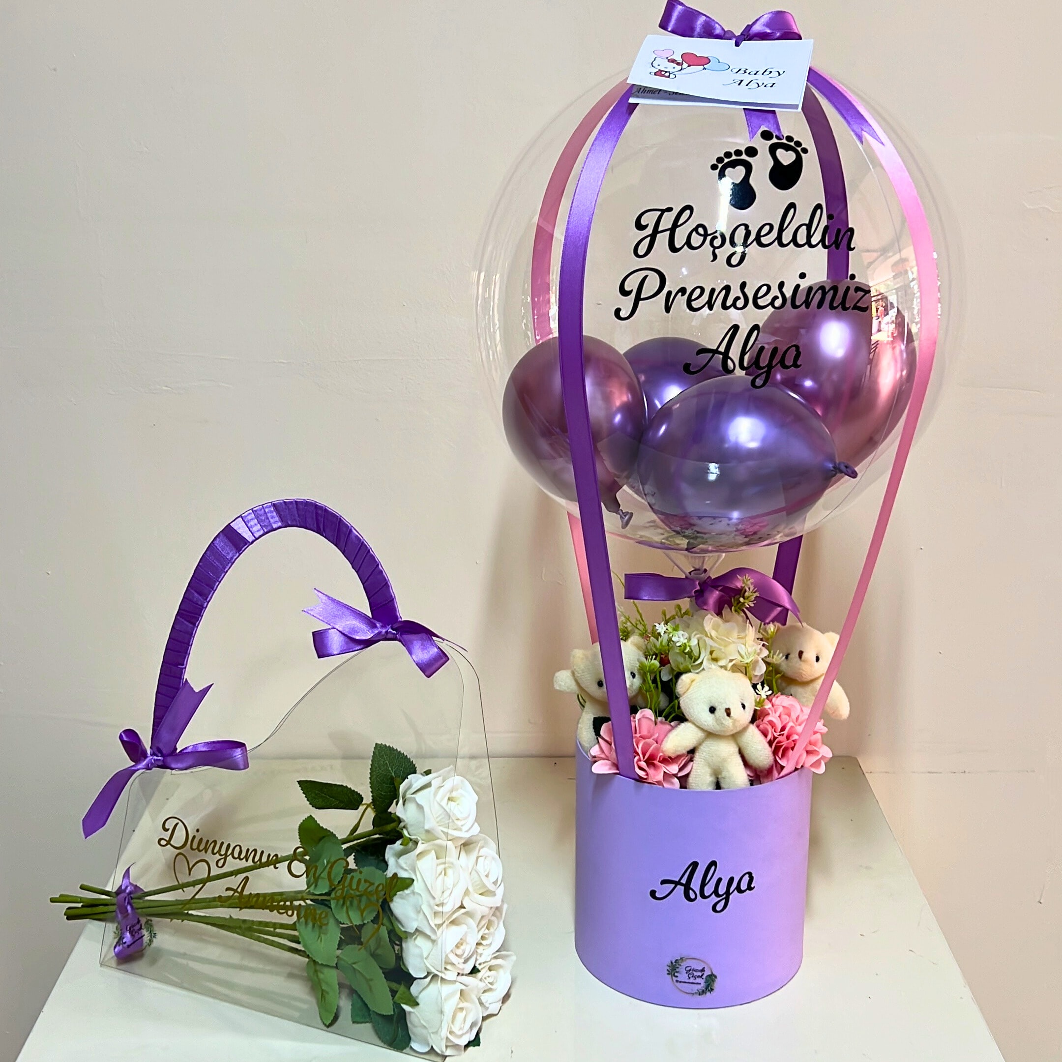 Yenidoğan Ayıcıklı Lila  Balon Kutusu ve Pleksi Çanta 7 Adet Beyaz Gül