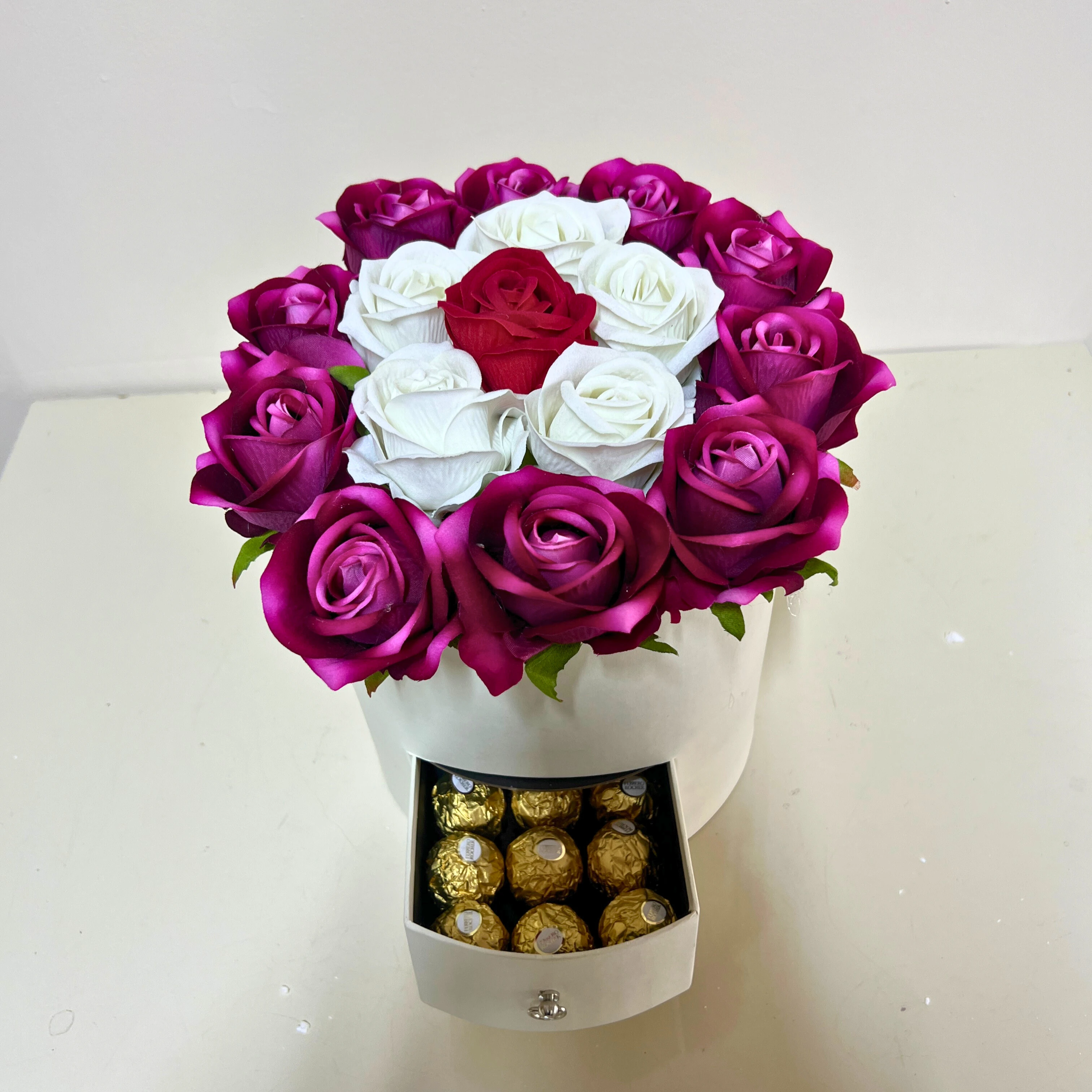 Beyaz Yuvarlak Kutu Renkli Yapay Gül Arajmanı