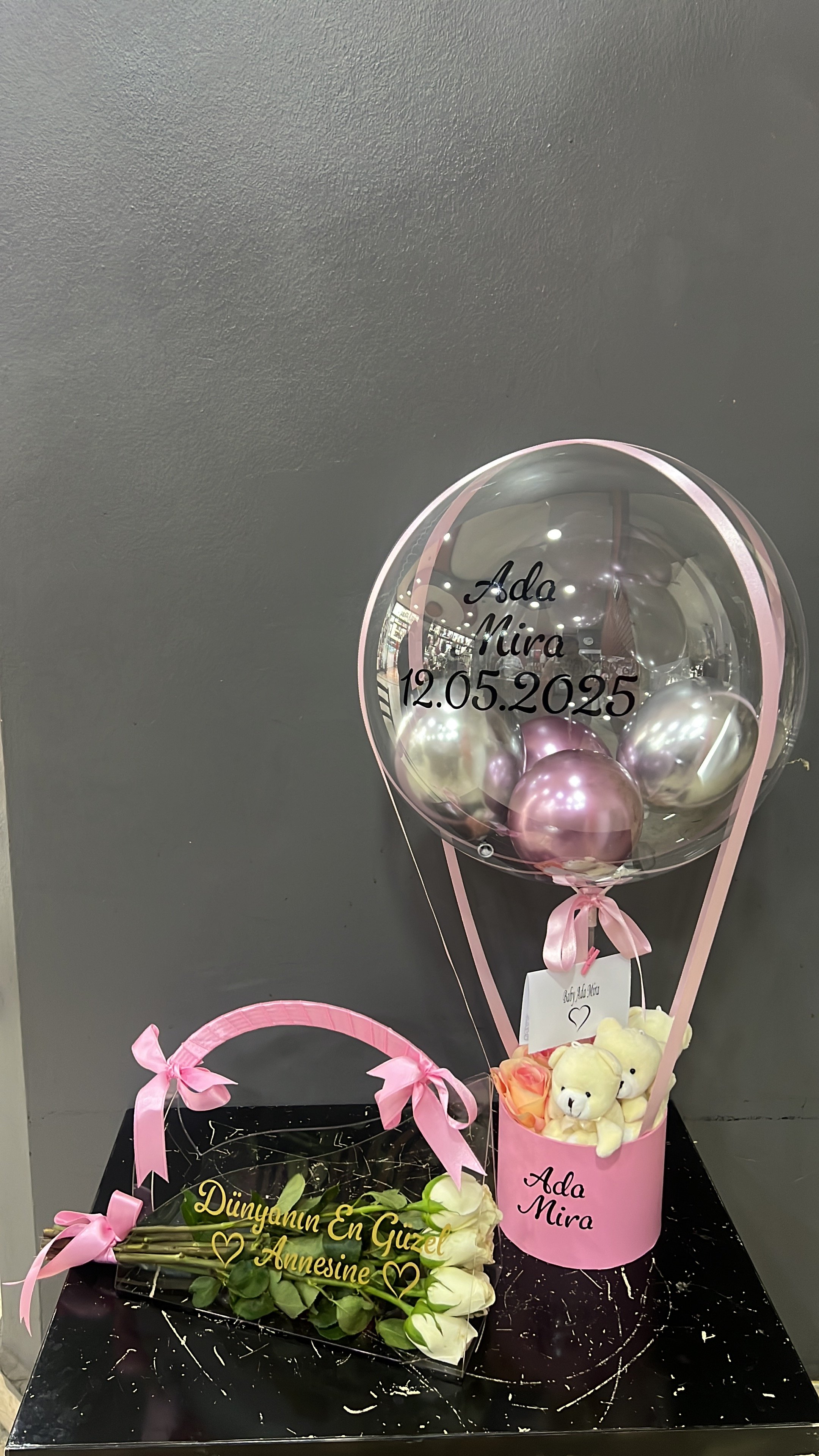 Yenidoğan Ayıcıklı Bebek Hediyesi Balon Kutusu ve Pleksi Çantada Güller