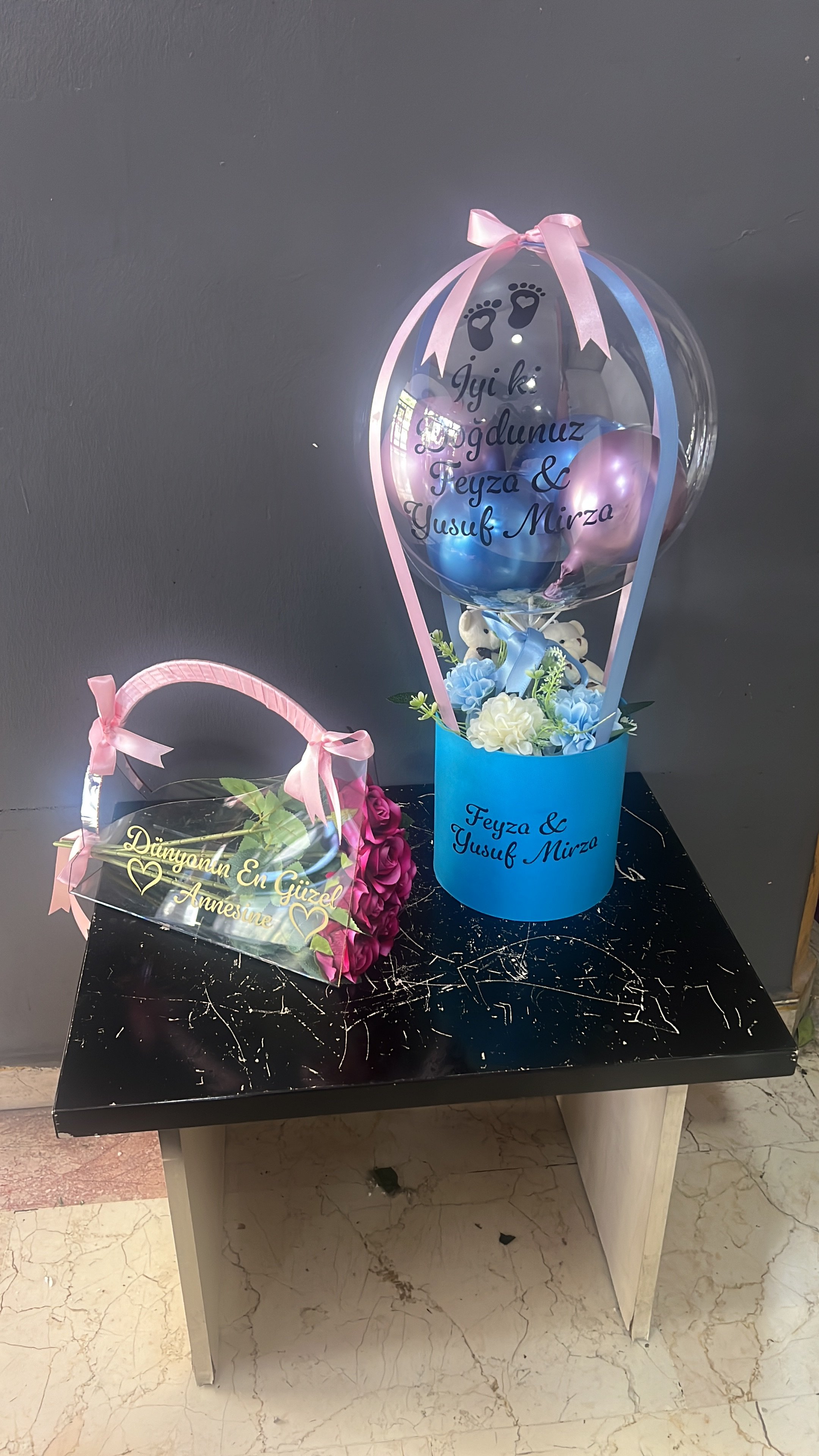 İkiz Bebek Balon Kutusu Pleksi Çantada 7 Adet Pembe Gül