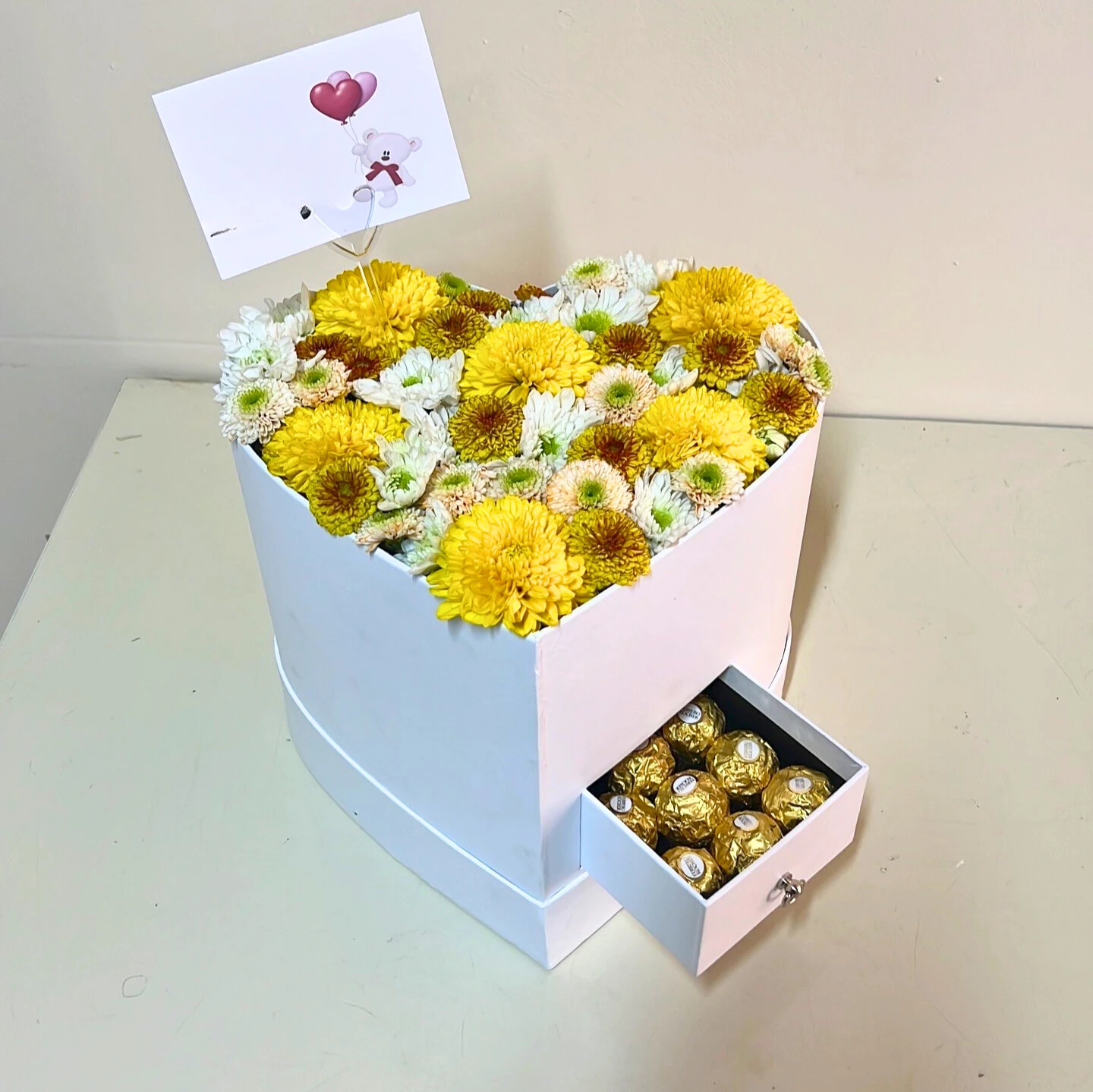 Beyaz Kalp Kutuda Renkli Papatya Arajmanı