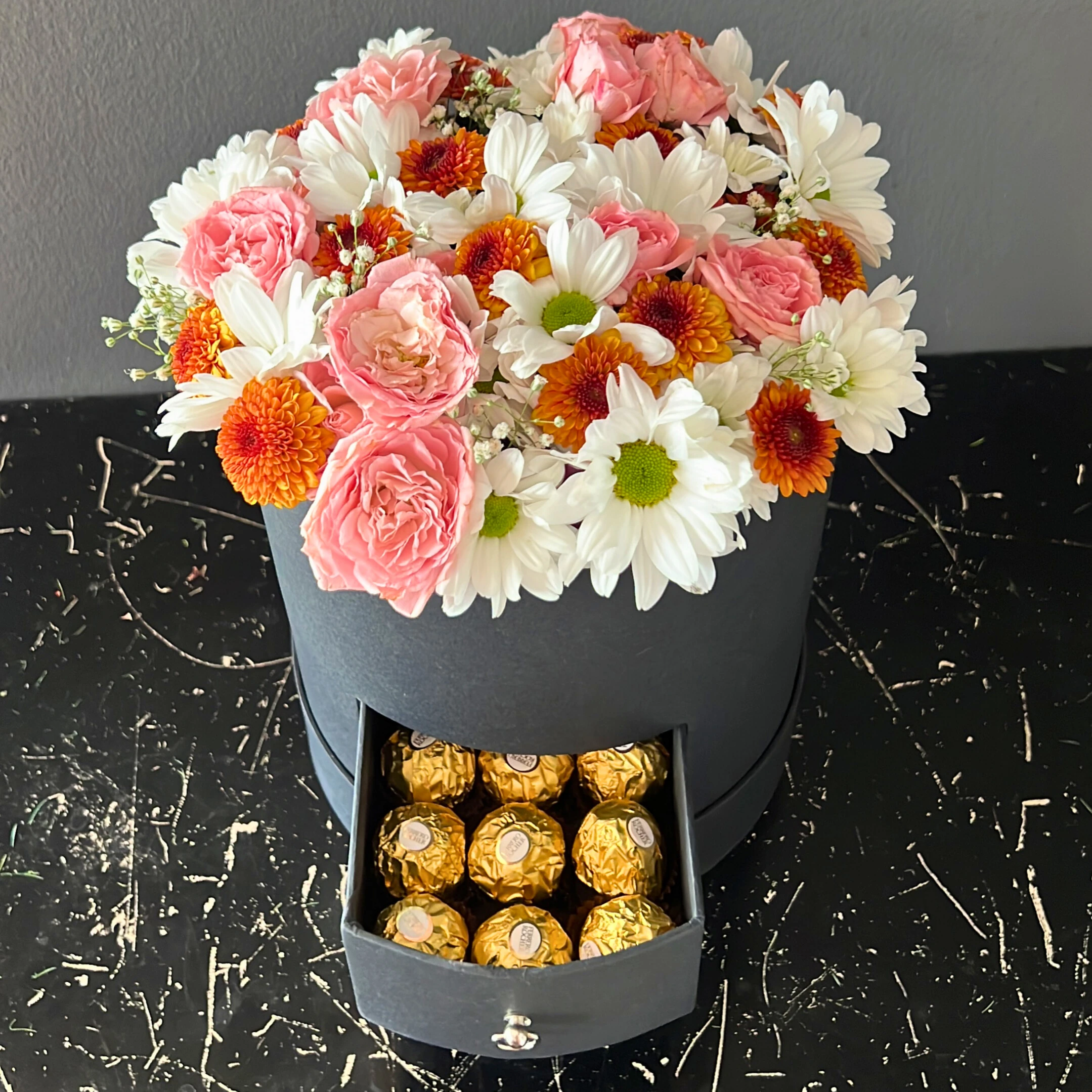 Siyah Yuvarlak Kutuda Renkli Papatya Arajamını Çikolatalı