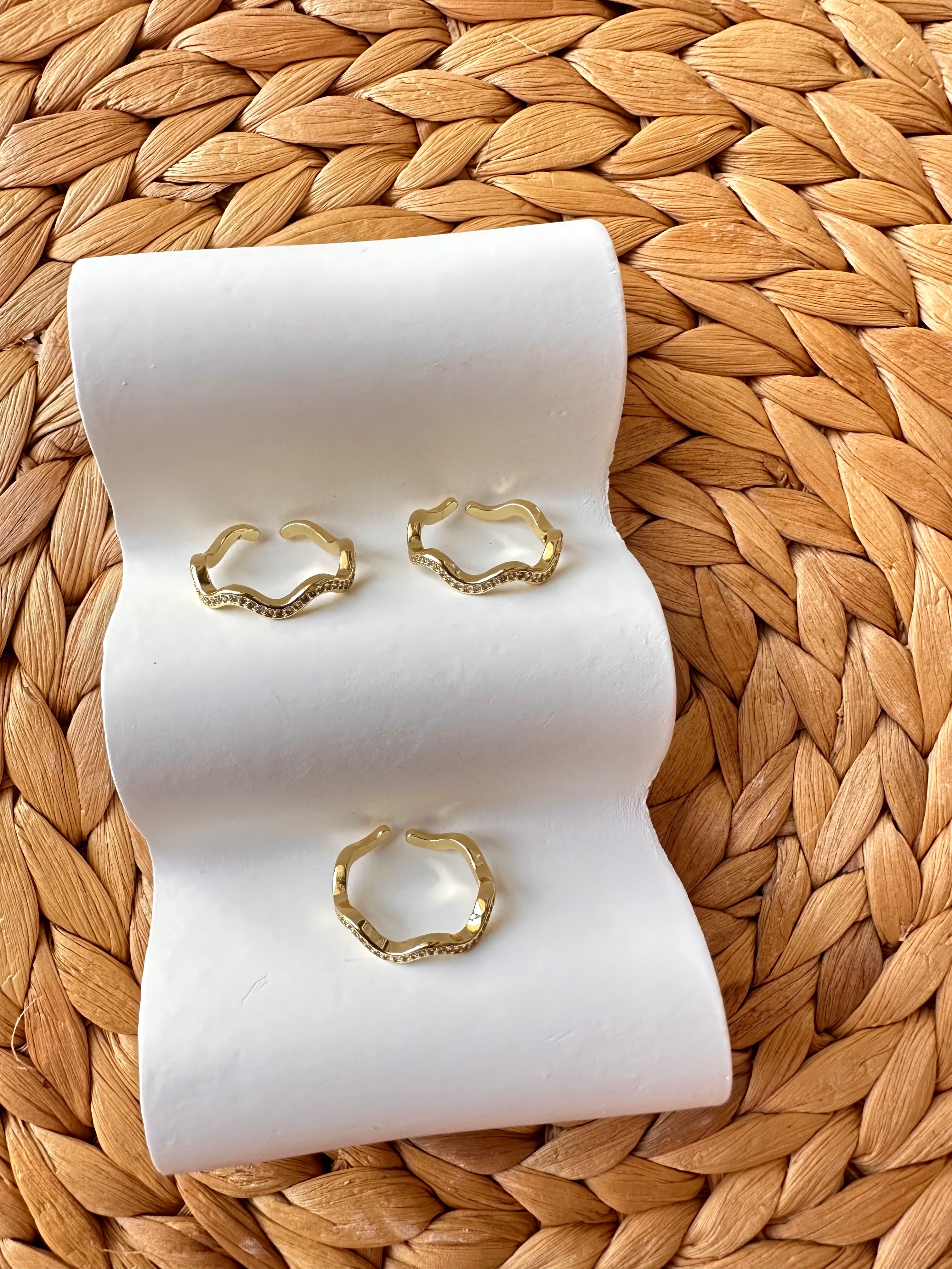 Özel seri zirkon taşlı kıvrımlı yüzük gold