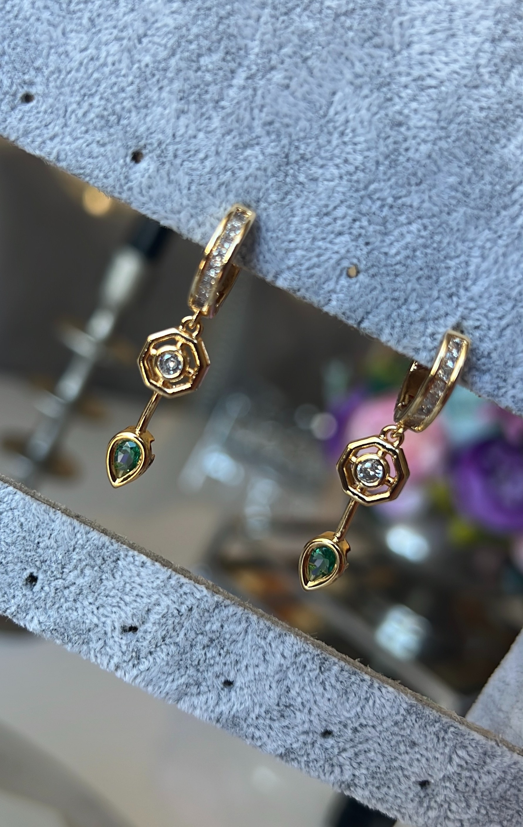 Özel seri yeşil zirkon taşlı sallantılı element küpe gold