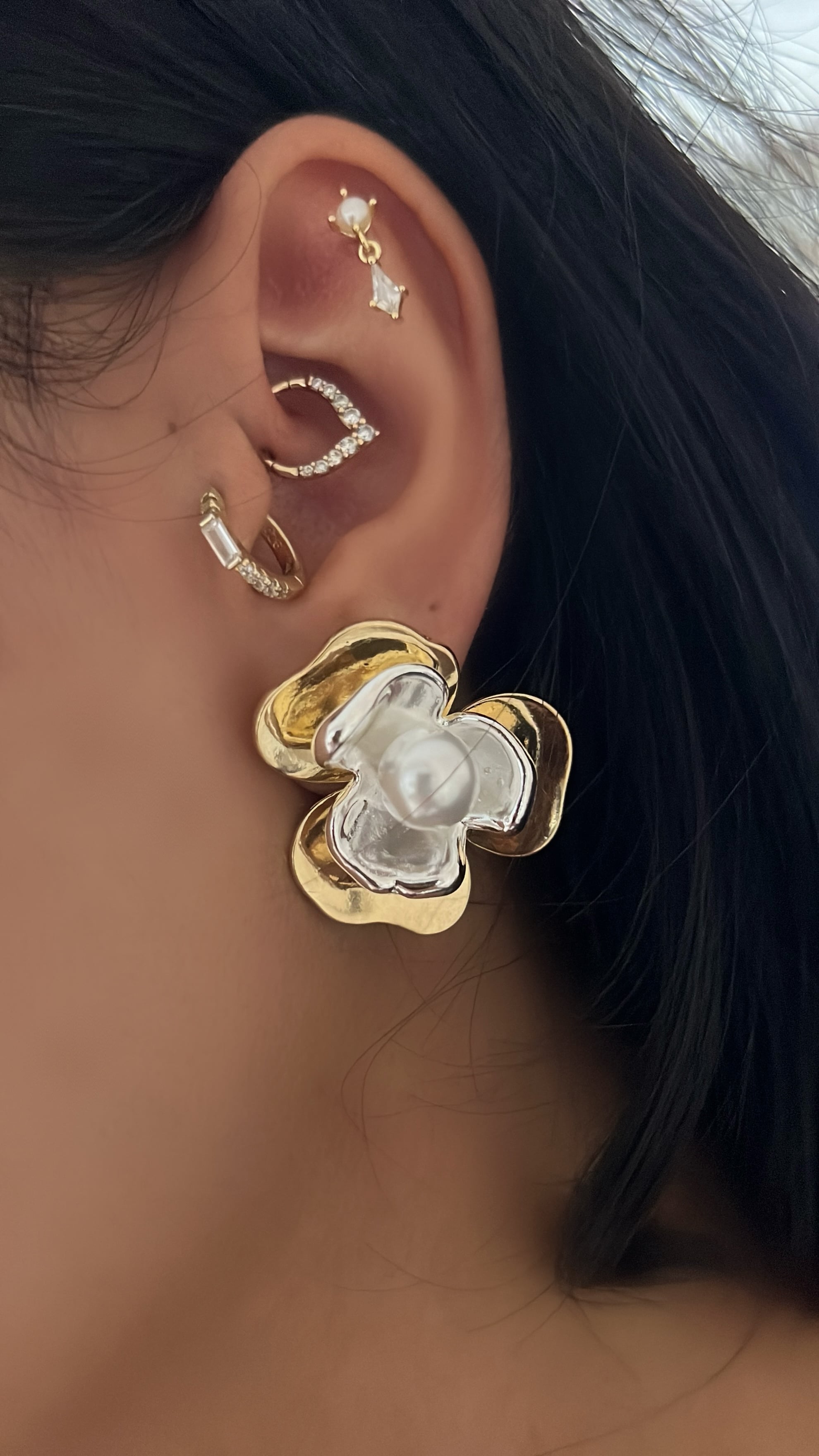 Marka model incili çiçek küpe gold