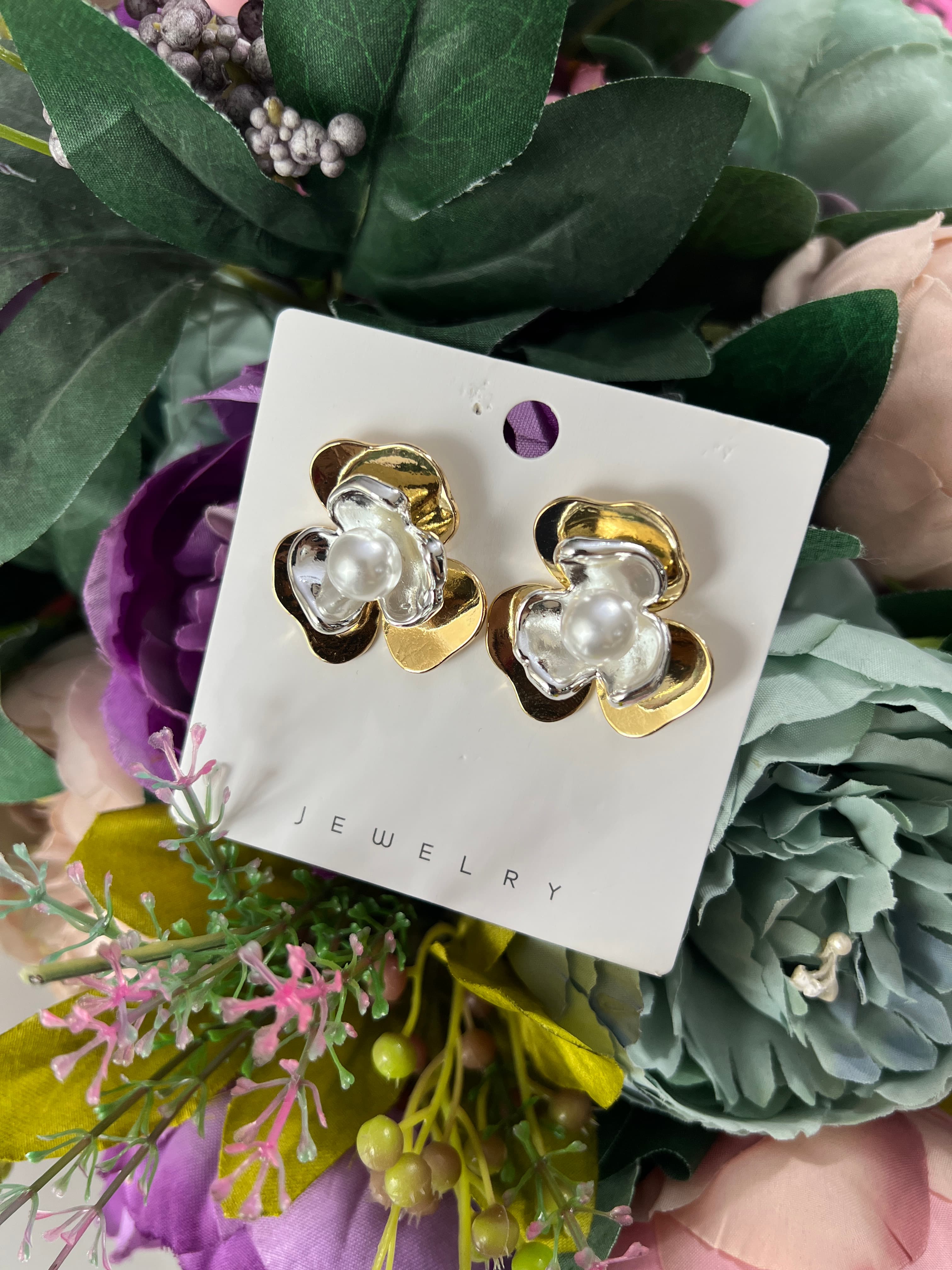 Marka model incili çiçek küpe gold
