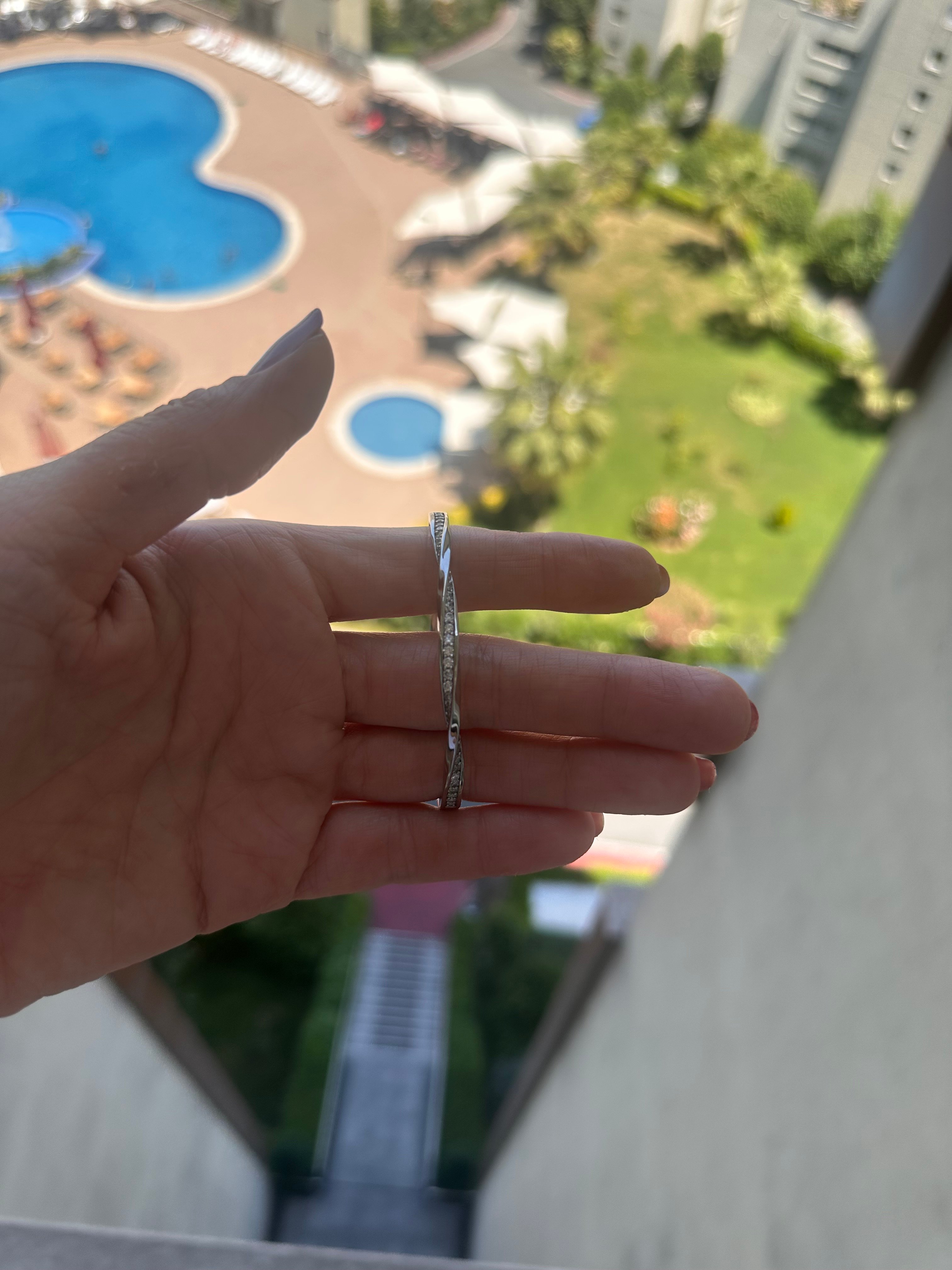 Özel seri gömme zirkon taşlı burgu model kelepçe gümüş