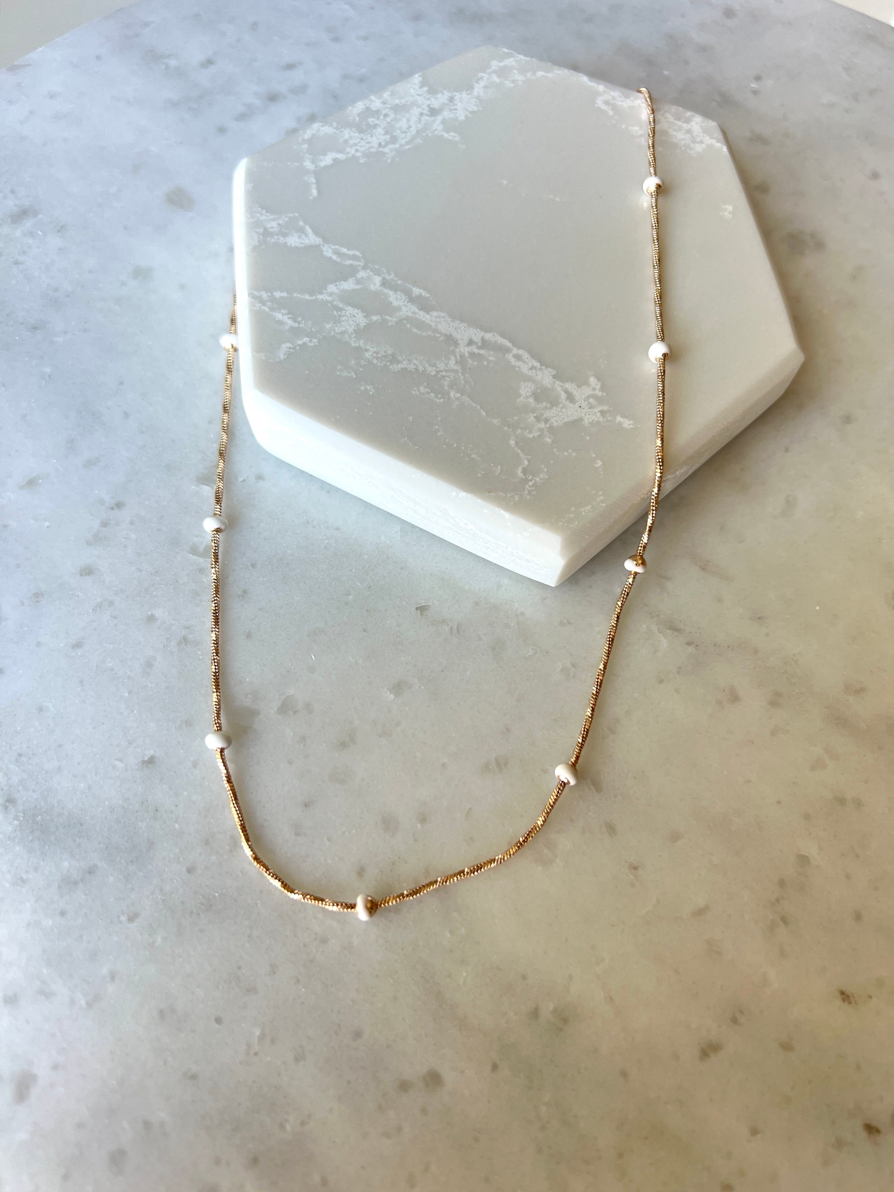 Özel seri beyaz boncuklu kolye rose gold