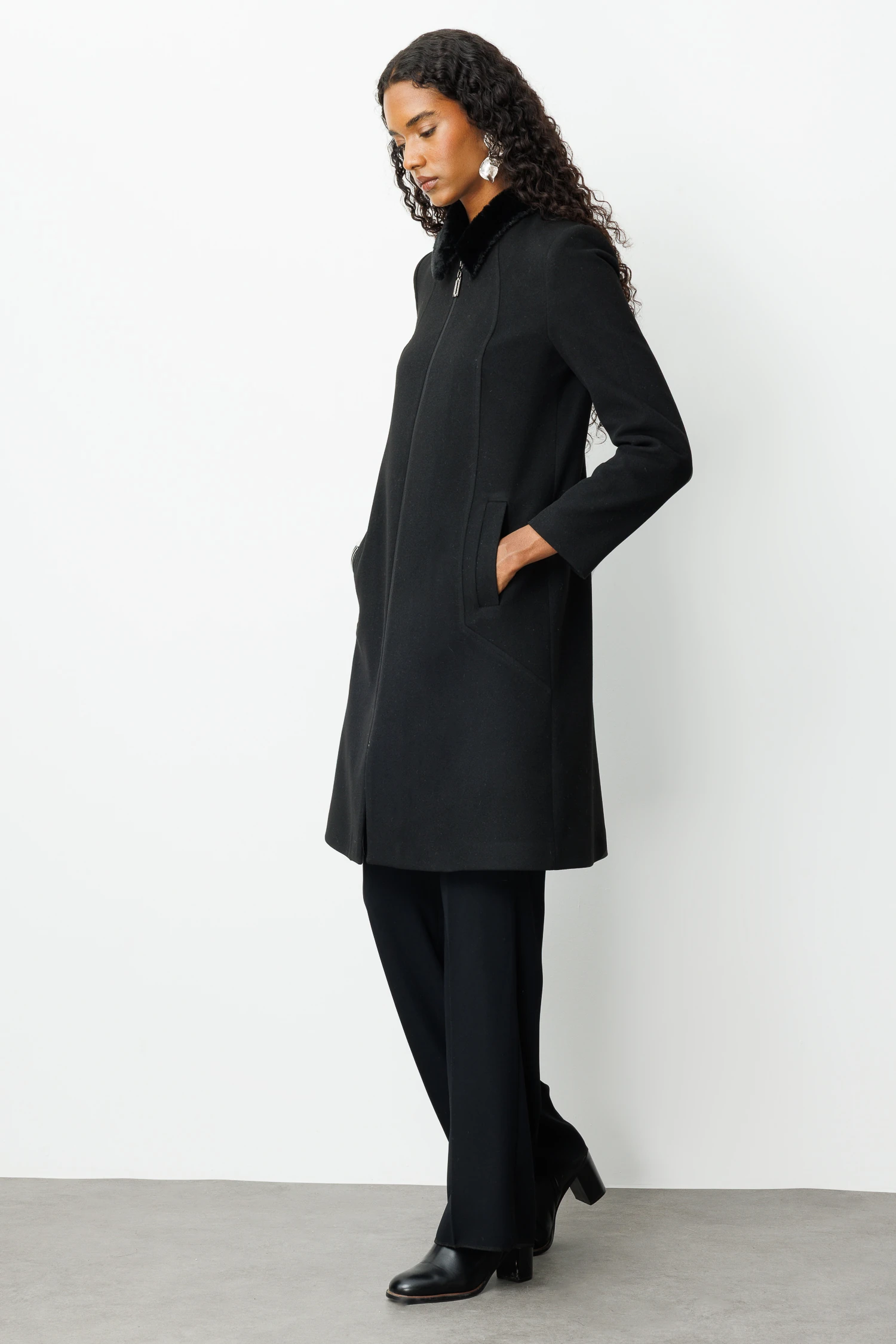 YAKASI DAR KÜRKLÜ KABAN 9222