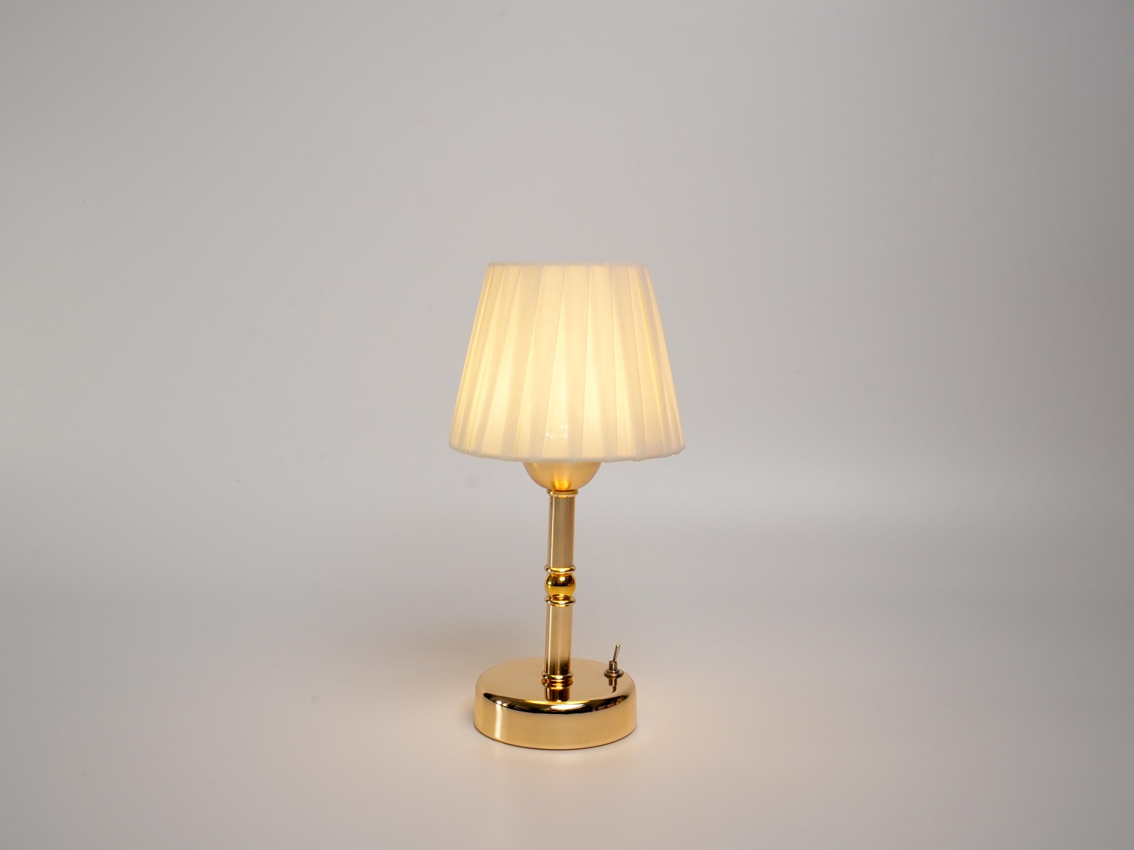 Pileli LED Masa Lambası