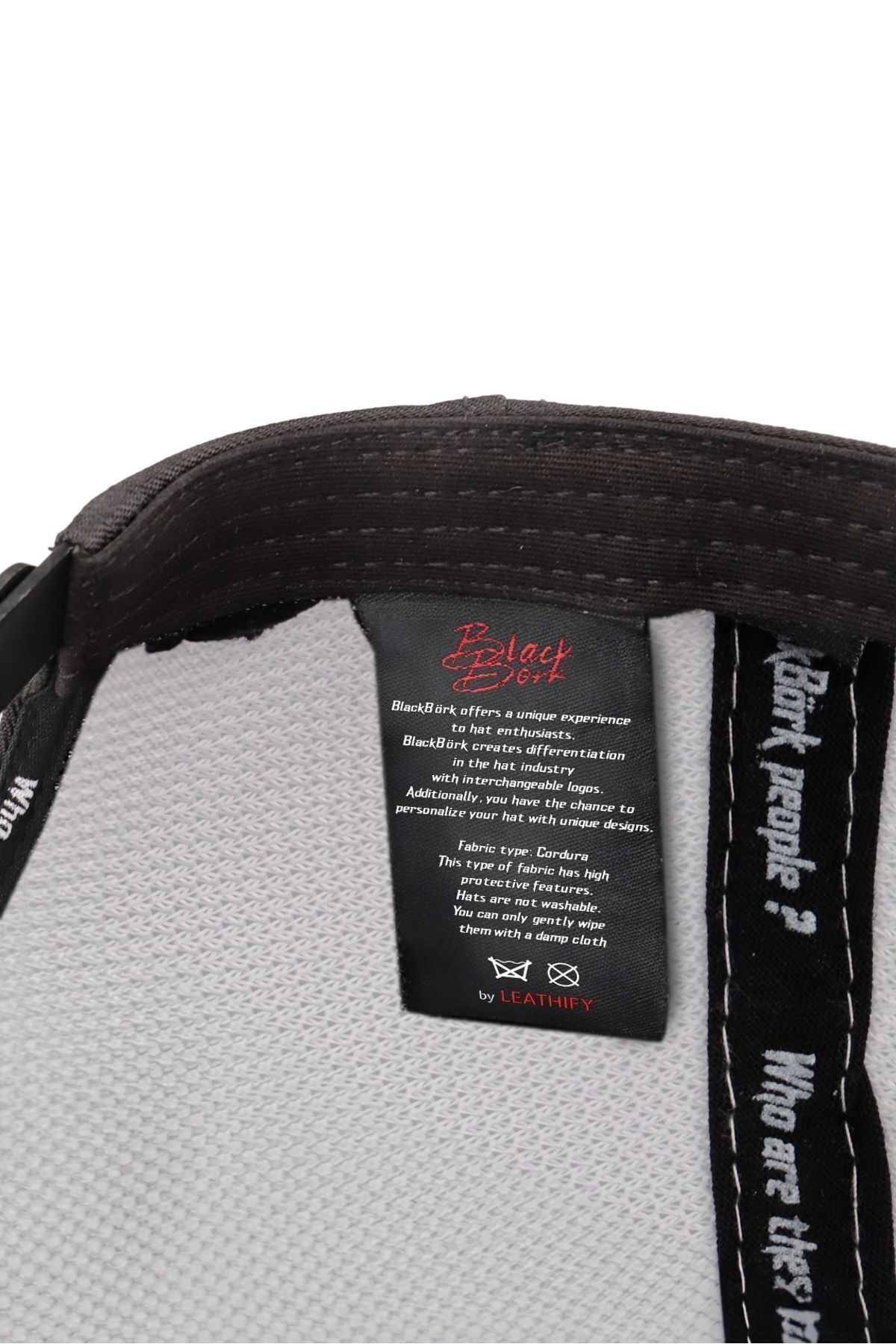 Gorra trucker blanco-negro Cordura con logo de Royalty