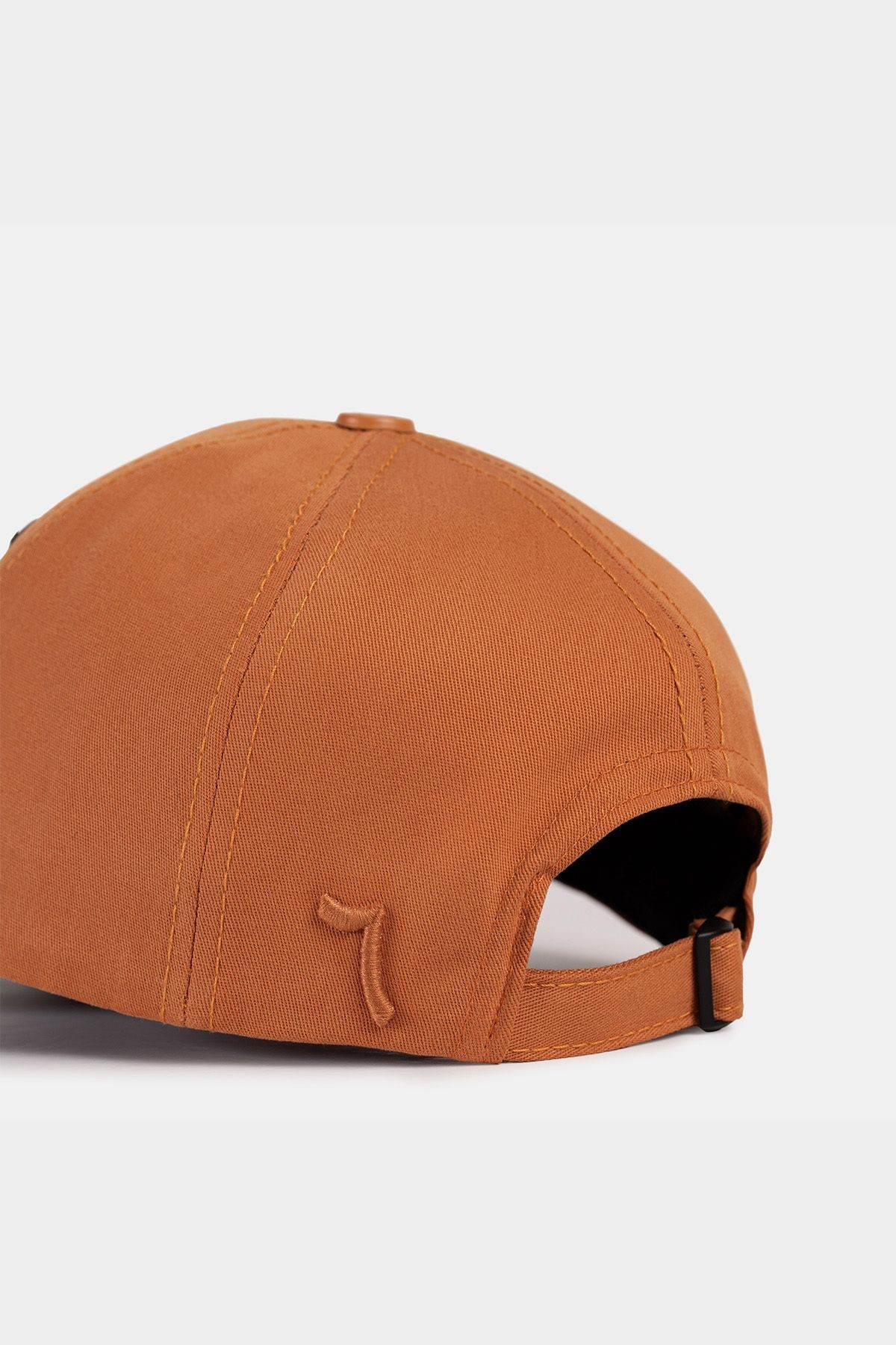 Gorra de béisbol negro-ladrillo Six con logo de 7