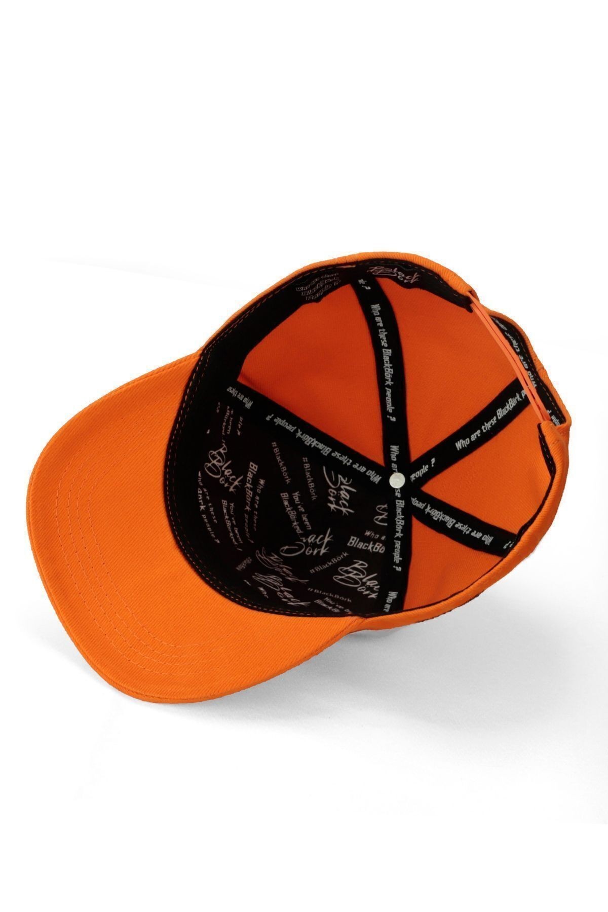 Gorra trucker naranja para niños con logo de camaleón